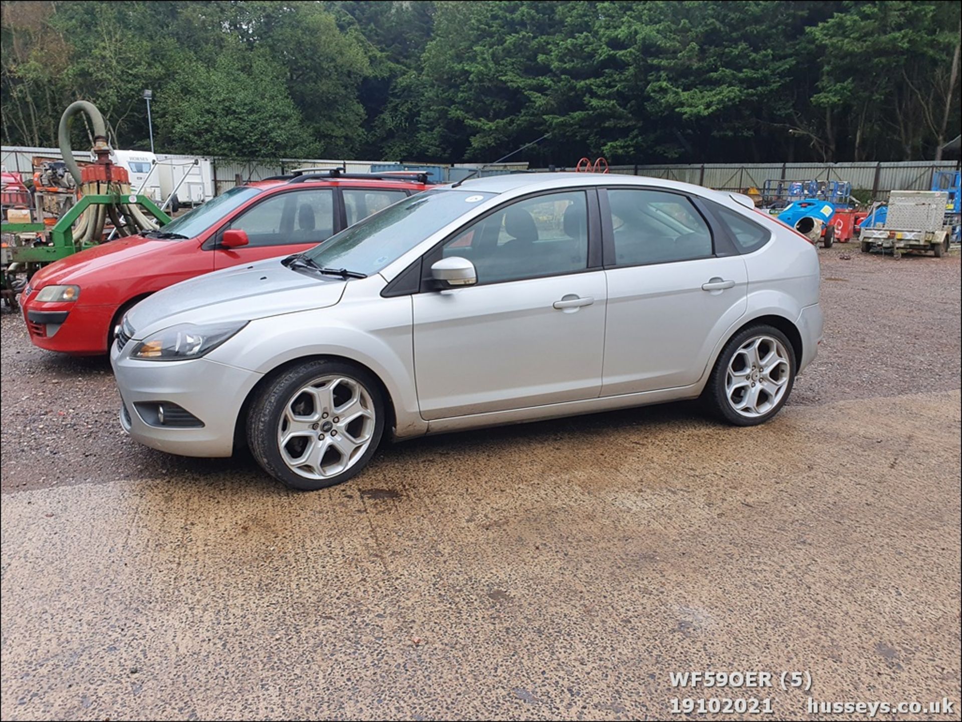 09/59 FORD FOCUS TITANIUM TD 115 - 1753cc 5dr Hatchback (Silver, 160k) - Image 4 of 17