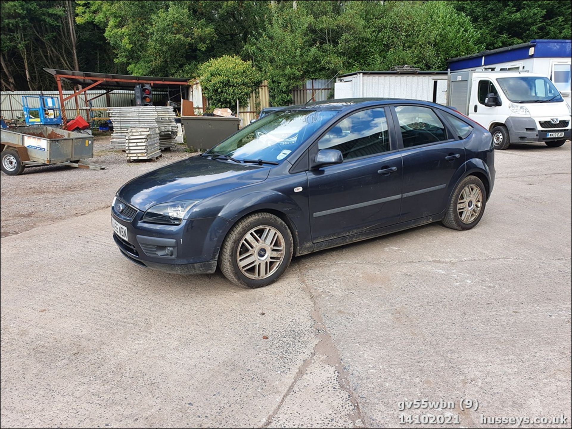 05/55 FORD FOCUS ZETEC CLIMATE - 1596cc 5dr Hatchback (Grey, 124k) - Image 8 of 22