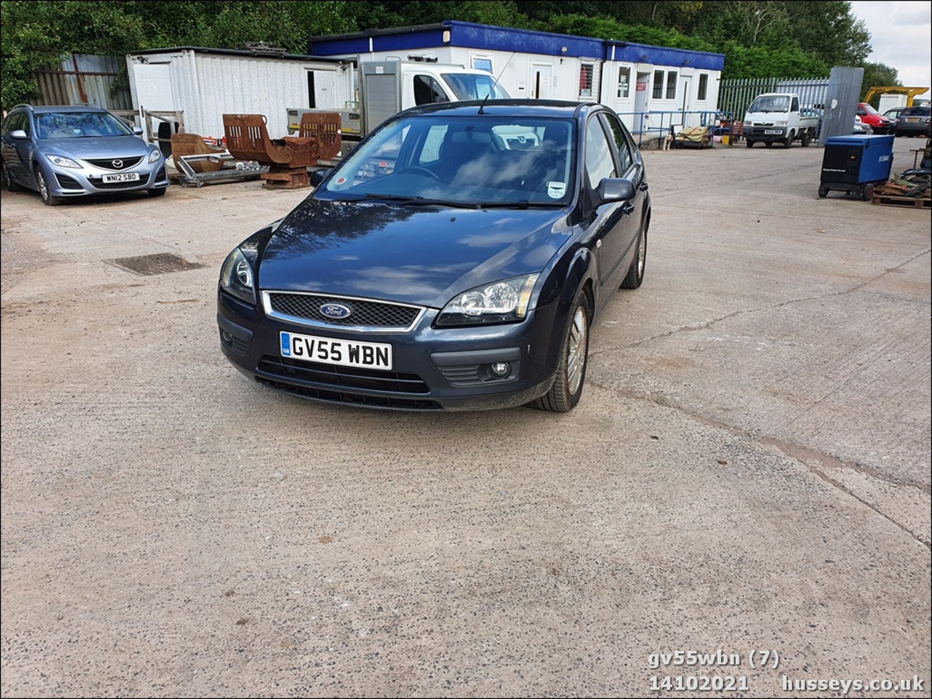 05/55 FORD FOCUS ZETEC CLIMATE - 1596cc 5dr Hatchback (Grey, 124k) - Image 6 of 22