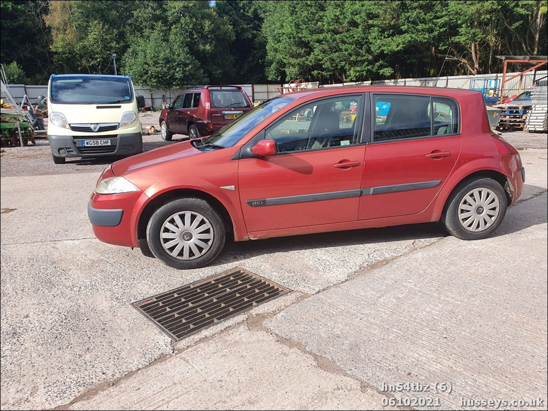 04/54 RENAULT MEGANE EXPRESSION DCI 100 - 1461cc 5dr Hatchback (Red, 130k) - Image 6 of 25