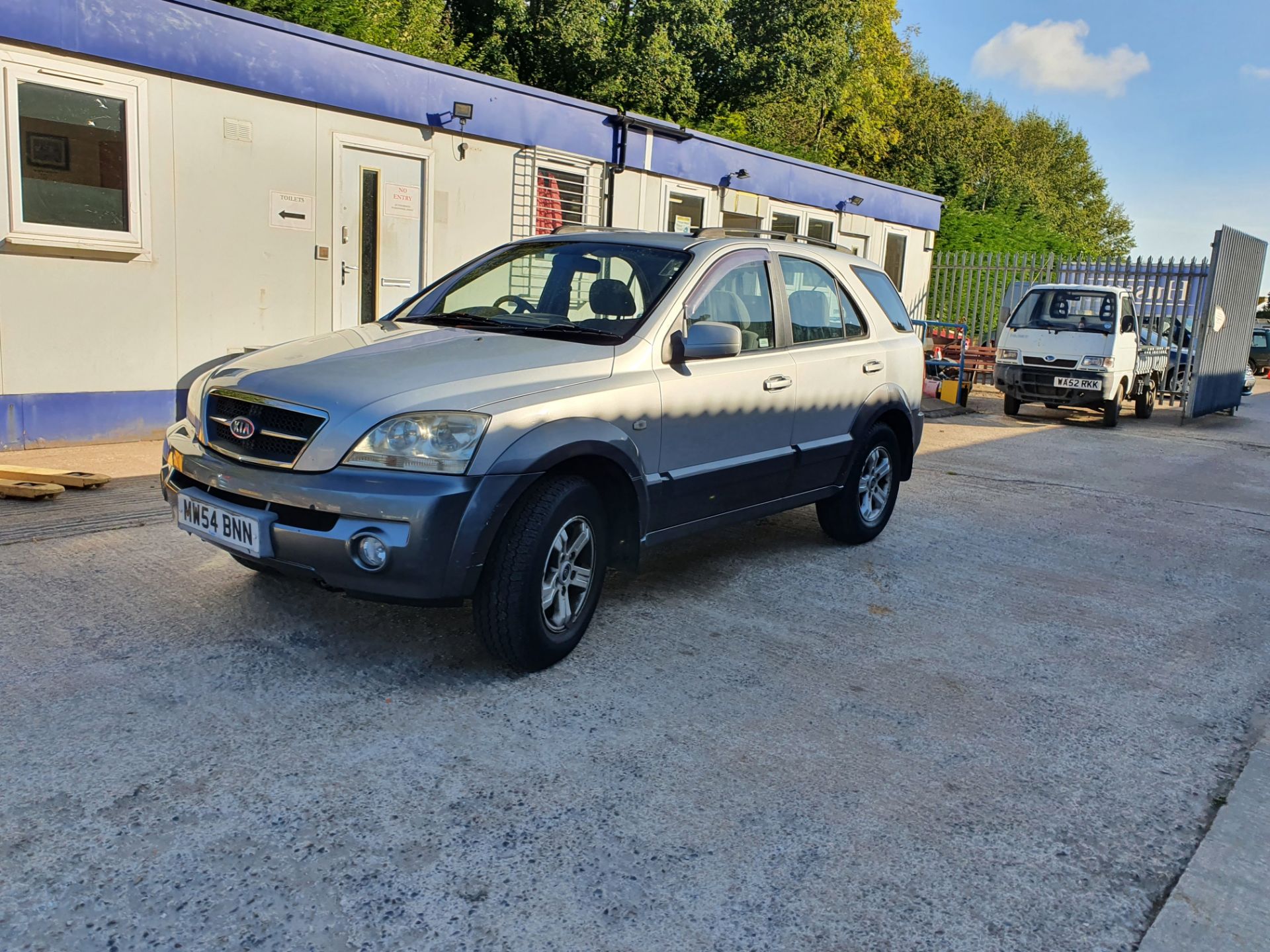 04/54 KIA SORENTO CRDI XE - 2497cc 5dr Estate (Silver, 155k) - Image 2 of 14