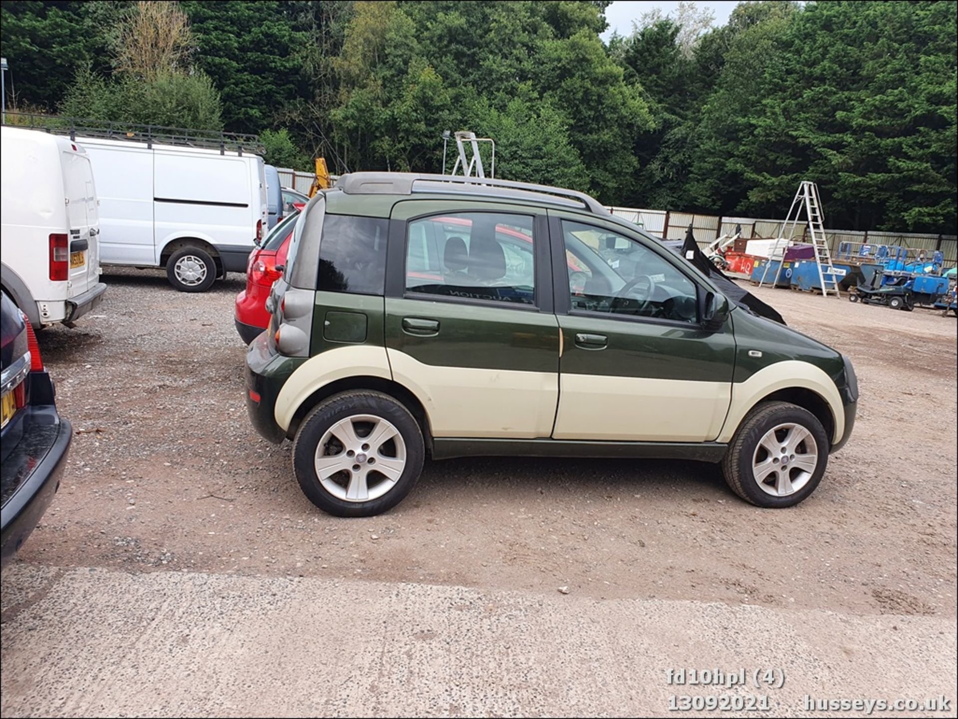 10/10 FIAT PANDA CROSS M-JET 4X4 - 1248cc 5dr Hatchback (Green, 58k) - Image 3 of 15