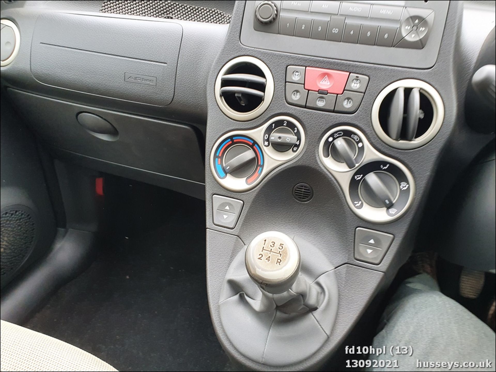 10/10 FIAT PANDA CROSS M-JET 4X4 - 1248cc 5dr Hatchback (Green, 58k) - Image 13 of 15