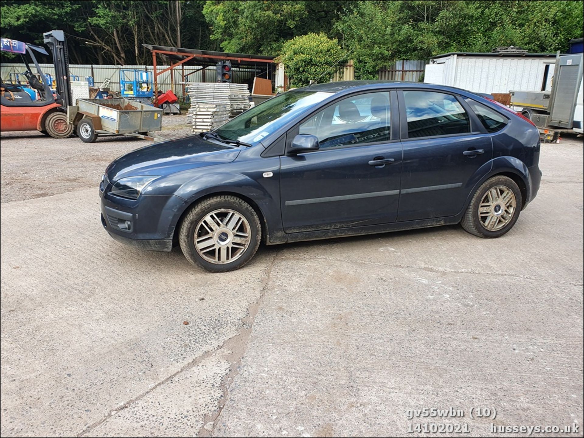 05/55 FORD FOCUS ZETEC CLIMATE - 1596cc 5dr Hatchback (Grey, 124k) - Image 9 of 22