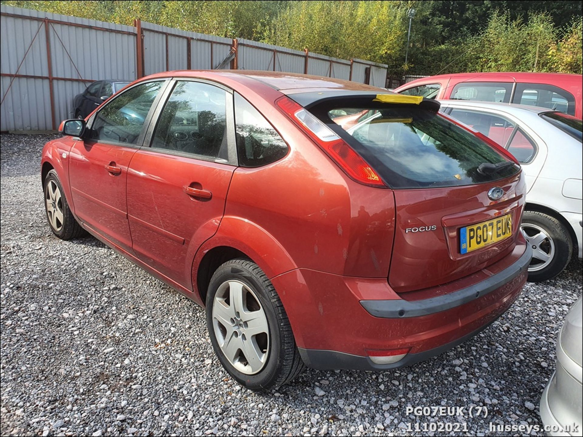 07/07 FORD FOCUS STYLE - 1596cc 5dr Hatchback (Red, 120k) - Image 7 of 13