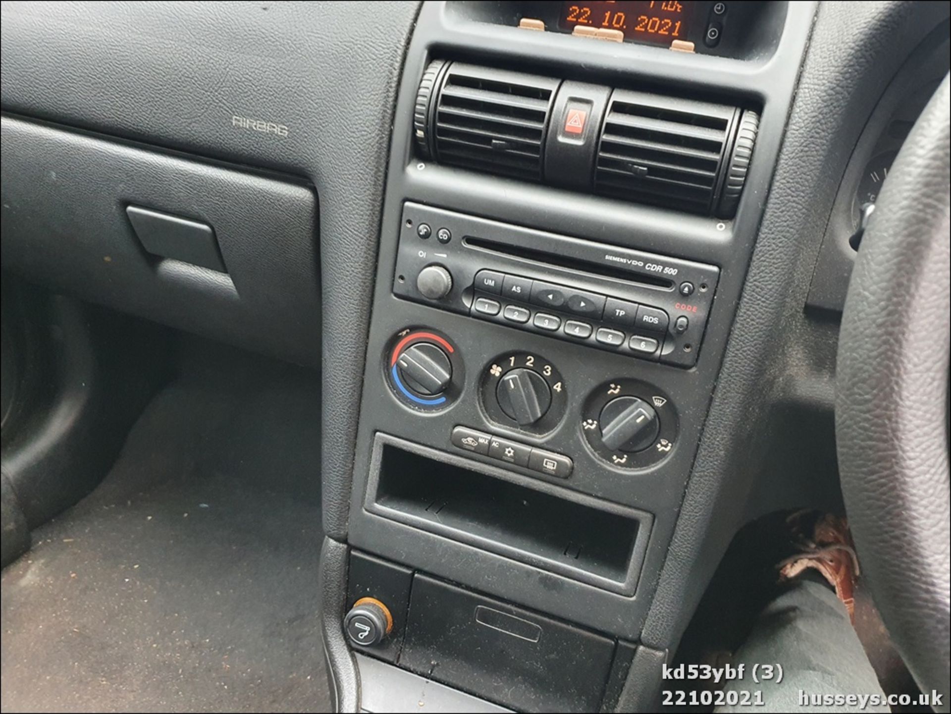 03/53 VAUXHALL ASTRA LS 16V - 1389cc 5dr Hatchback (Silver, 87k) - Image 3 of 14