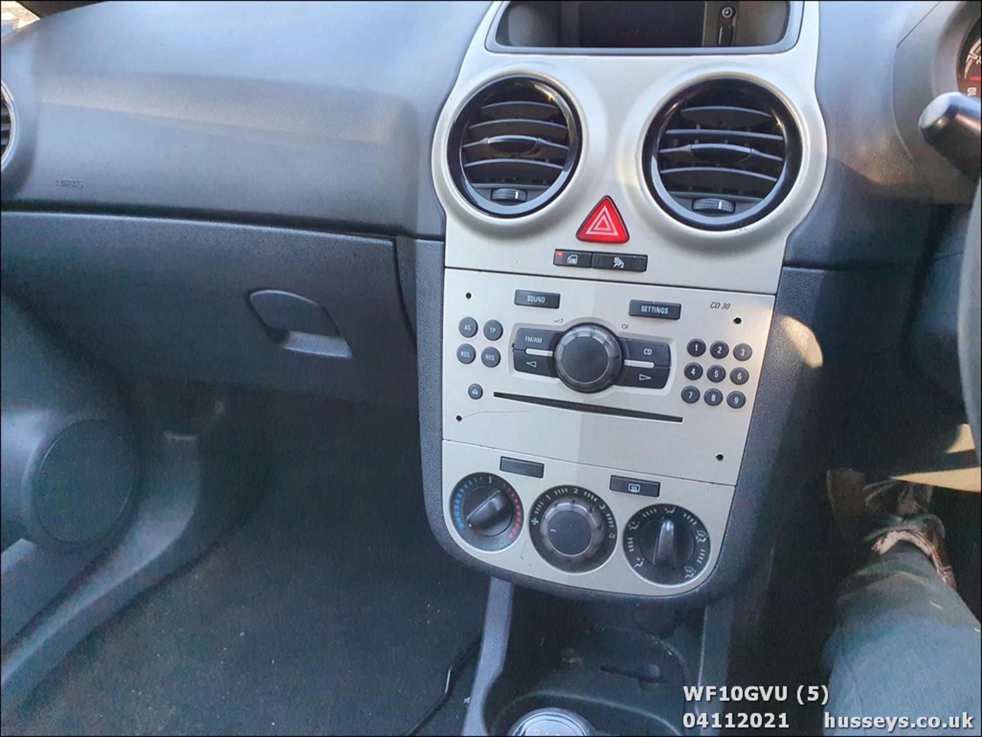 10/10 VAUXHALL CORSA S ECOFLEX - 998cc 3dr Hatchback (Red) - Image 5 of 13