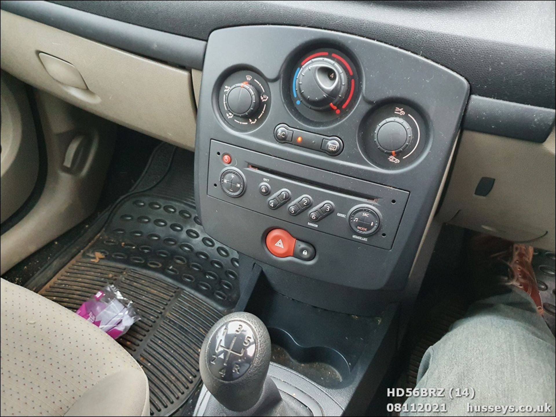 07/56 RENAULT CLIO EXPRESSION - 1390cc 5dr Hatchback (Silver, 103k) - Image 14 of 15