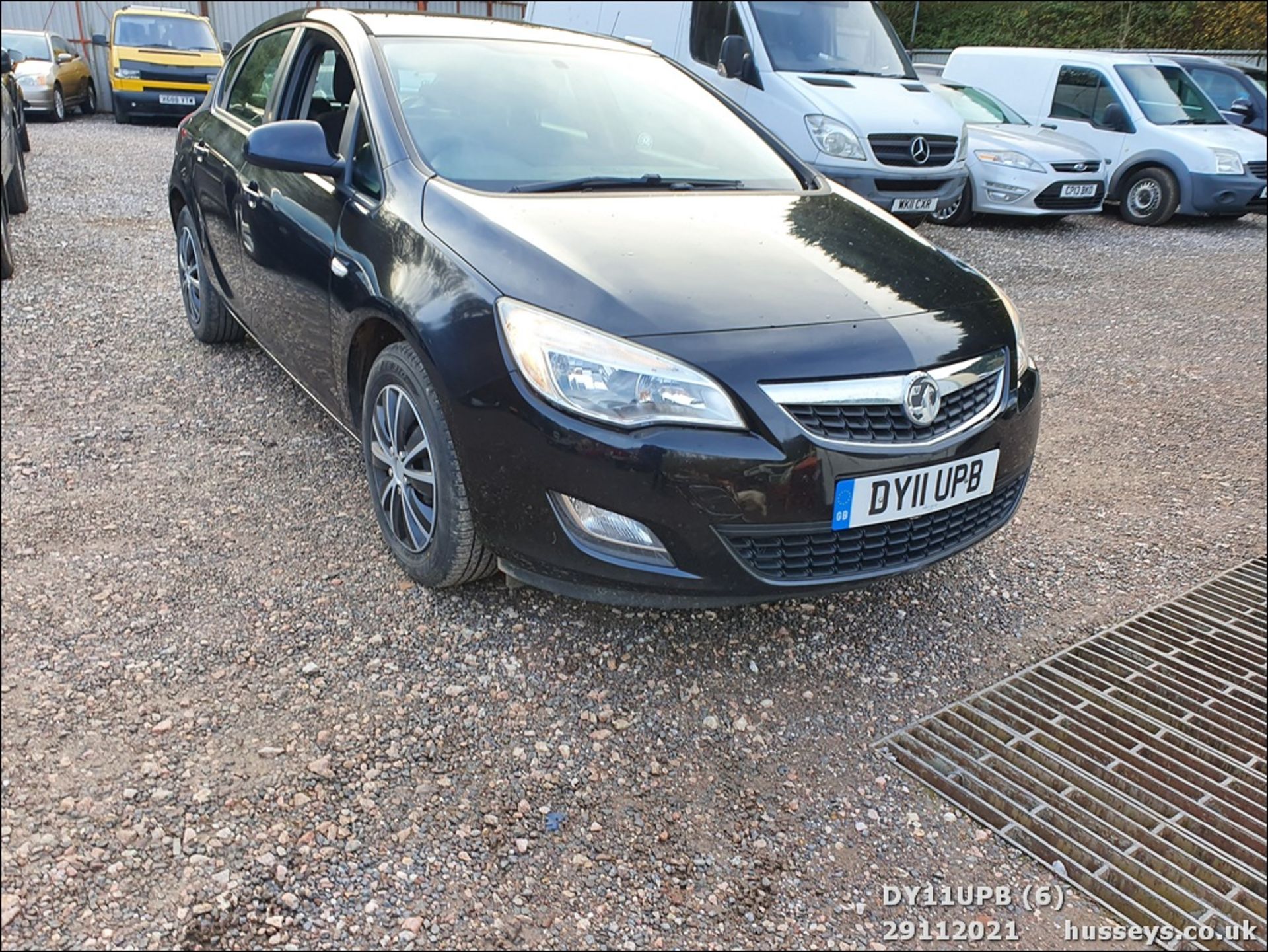 11/11 VAUXHALL ASTRA EXCLUSIV 98 - 1398cc 5dr Hatchback (Black, 108k) - Image 6 of 29