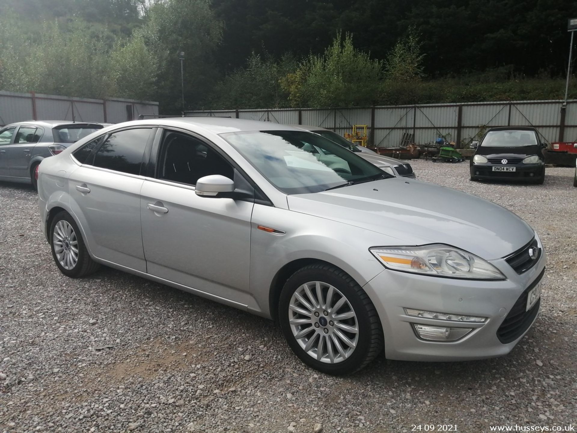 13/13 FORD MONDEO ZETEC BUSINESS EDN - 1997cc 5dr Hatchback (Silver, 111k) - Image 3 of 12