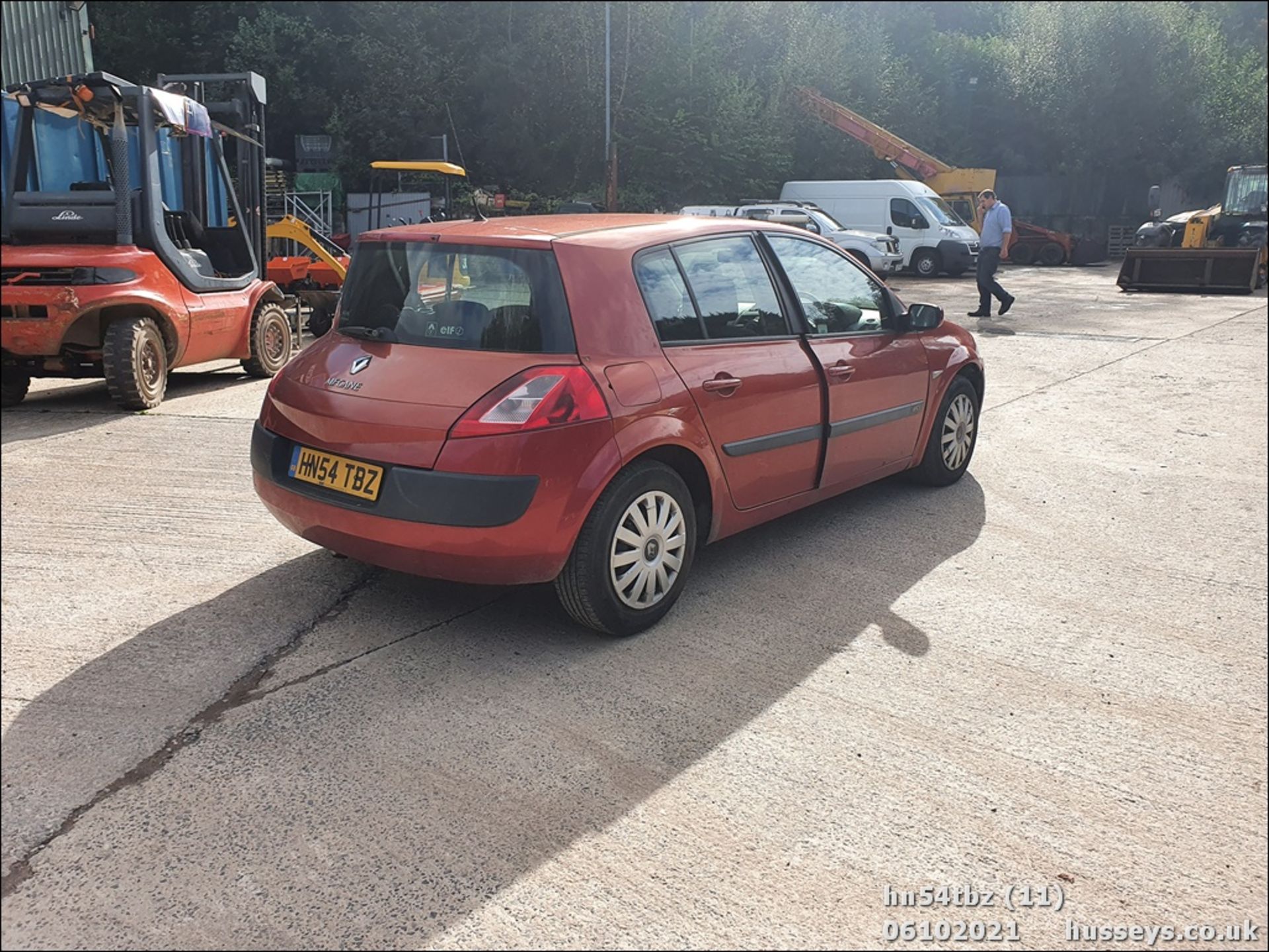 04/54 RENAULT MEGANE EXPRESSION DCI 100 - 1461cc 5dr Hatchback (Red, 130k) - Image 11 of 25