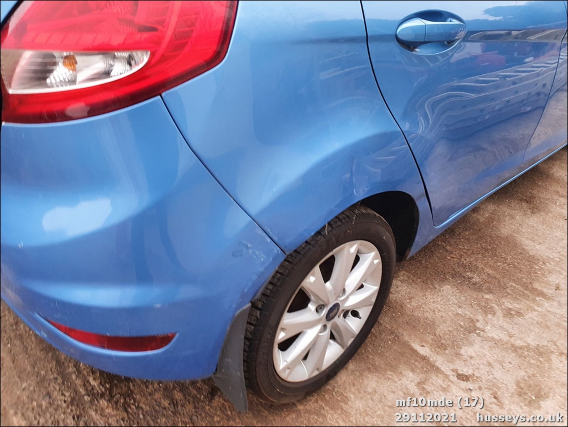 10/10 FORD FIESTA ZETEC - 1242cc 5dr Hatchback (Blue) - Image 17 of 25