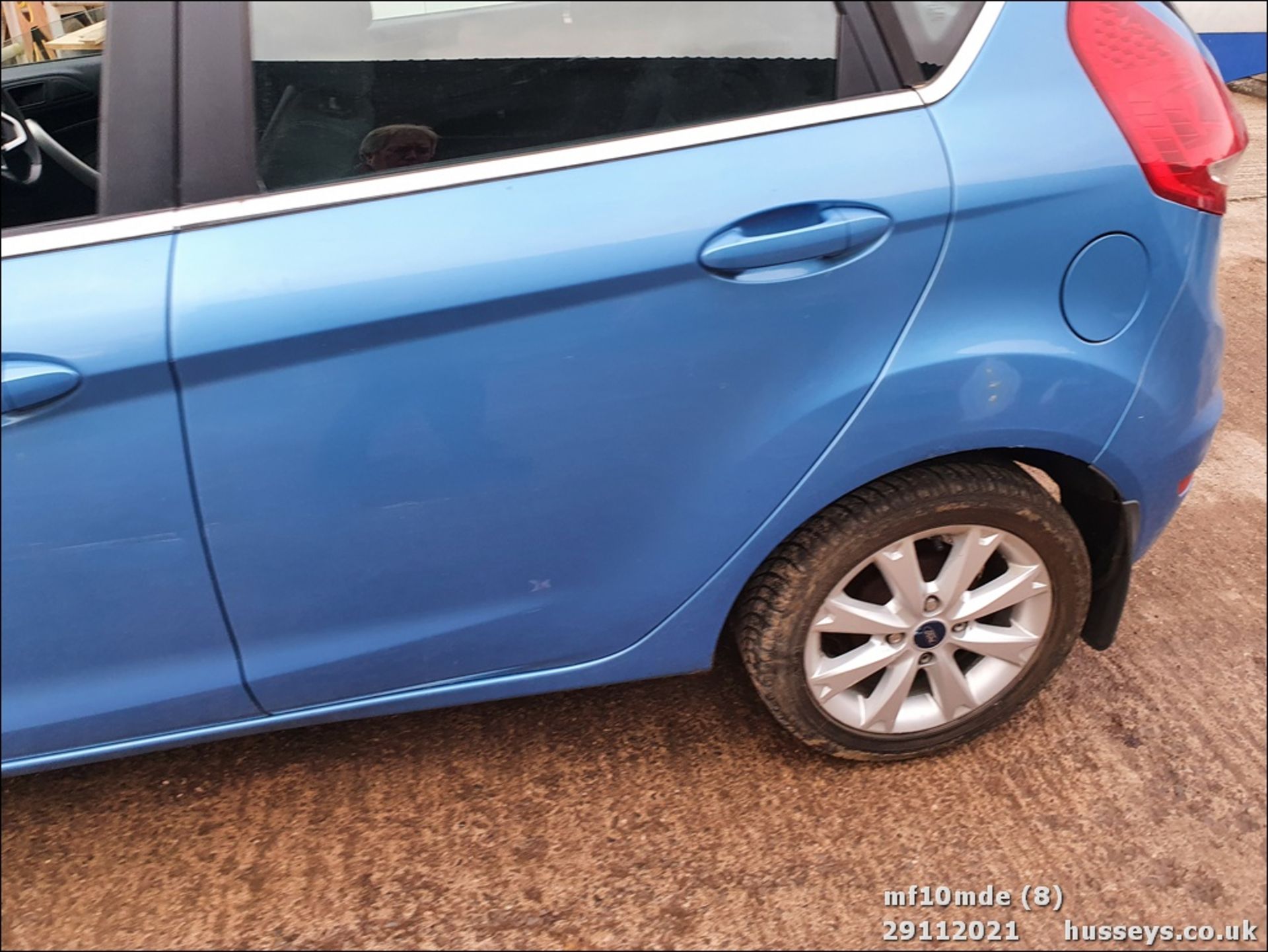 10/10 FORD FIESTA ZETEC - 1242cc 5dr Hatchback (Blue) - Image 8 of 25