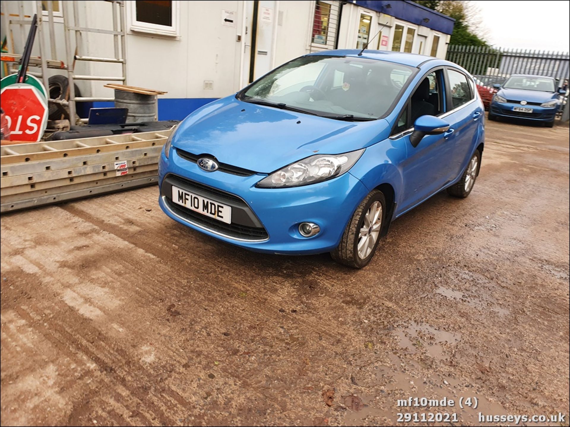 10/10 FORD FIESTA ZETEC - 1242cc 5dr Hatchback (Blue) - Image 4 of 25