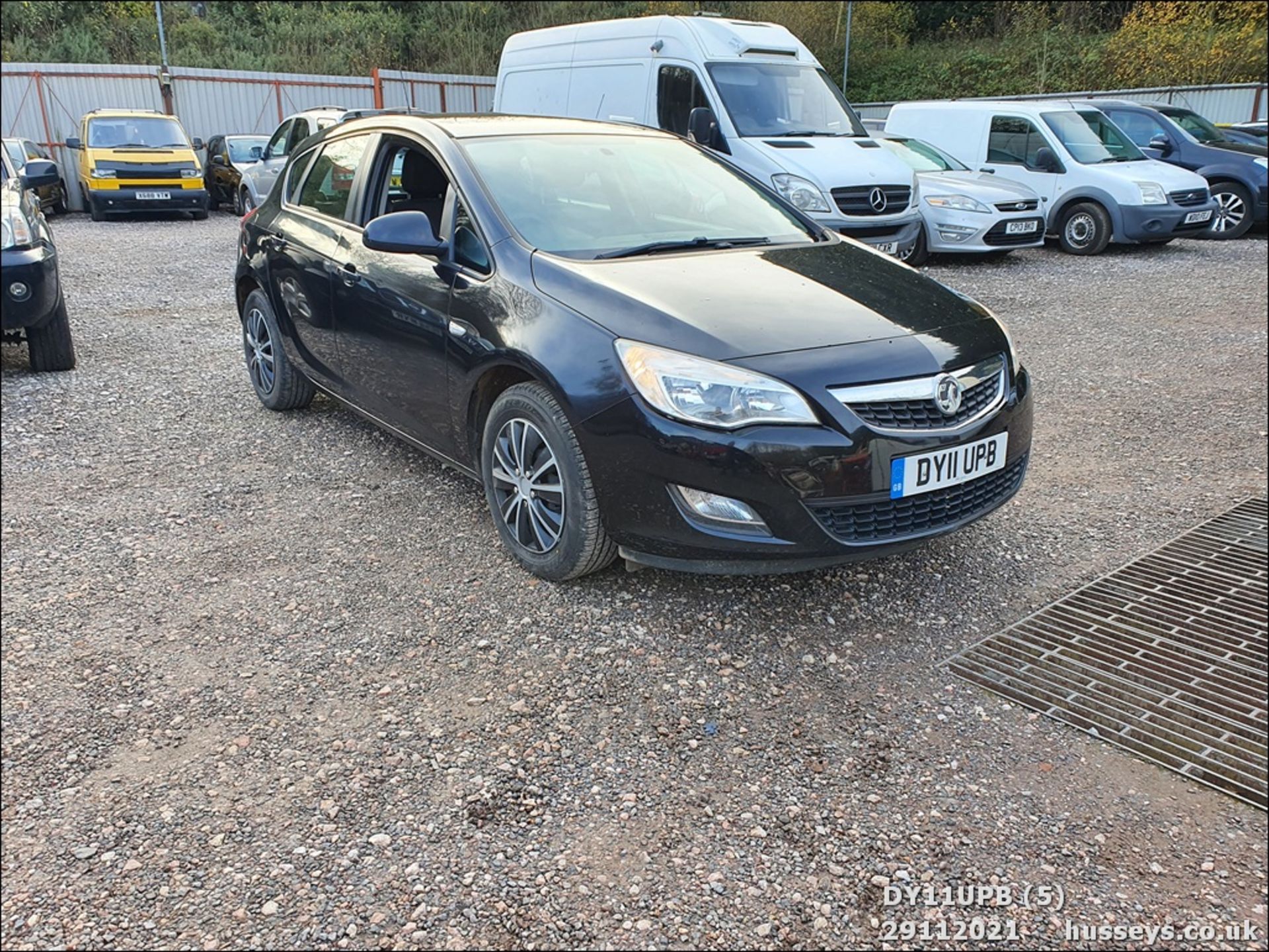 11/11 VAUXHALL ASTRA EXCLUSIV 98 - 1398cc 5dr Hatchback (Black, 108k) - Image 5 of 29