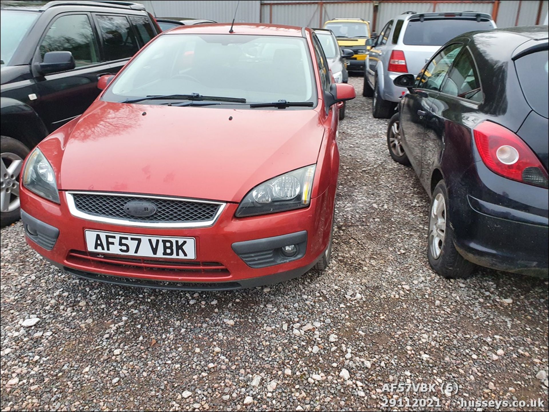 07/57 FORD FOCUS ZETEC CLIMATE TDCI - 1560cc 5dr Hatchback (Red, 143k) - Image 6 of 20