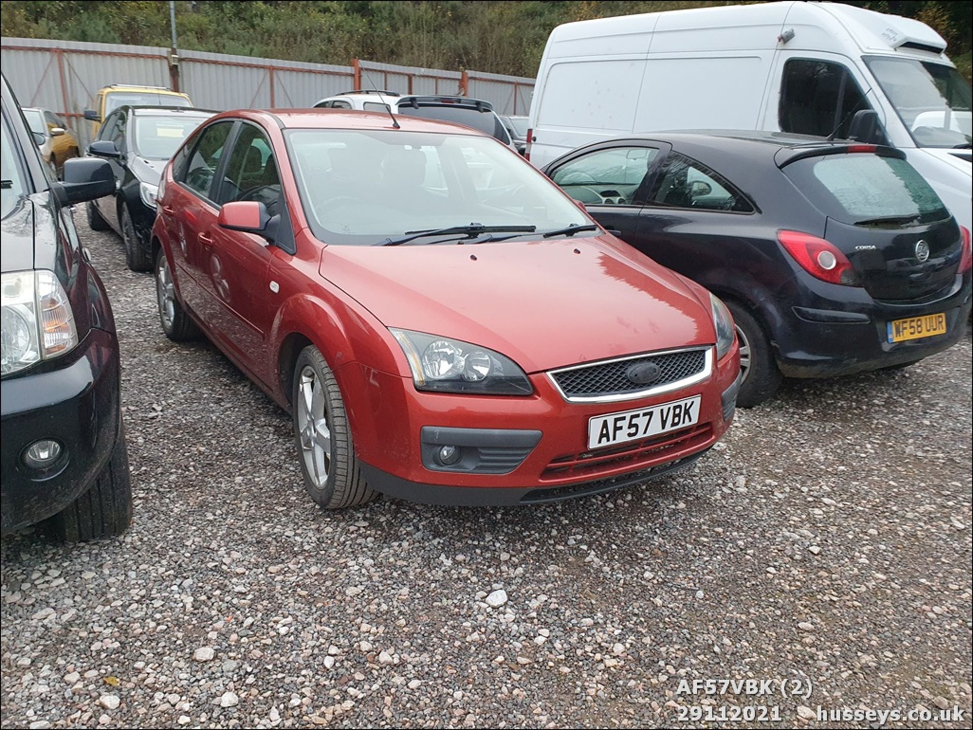 07/57 FORD FOCUS ZETEC CLIMATE TDCI - 1560cc 5dr Hatchback (Red, 143k) - Image 3 of 20