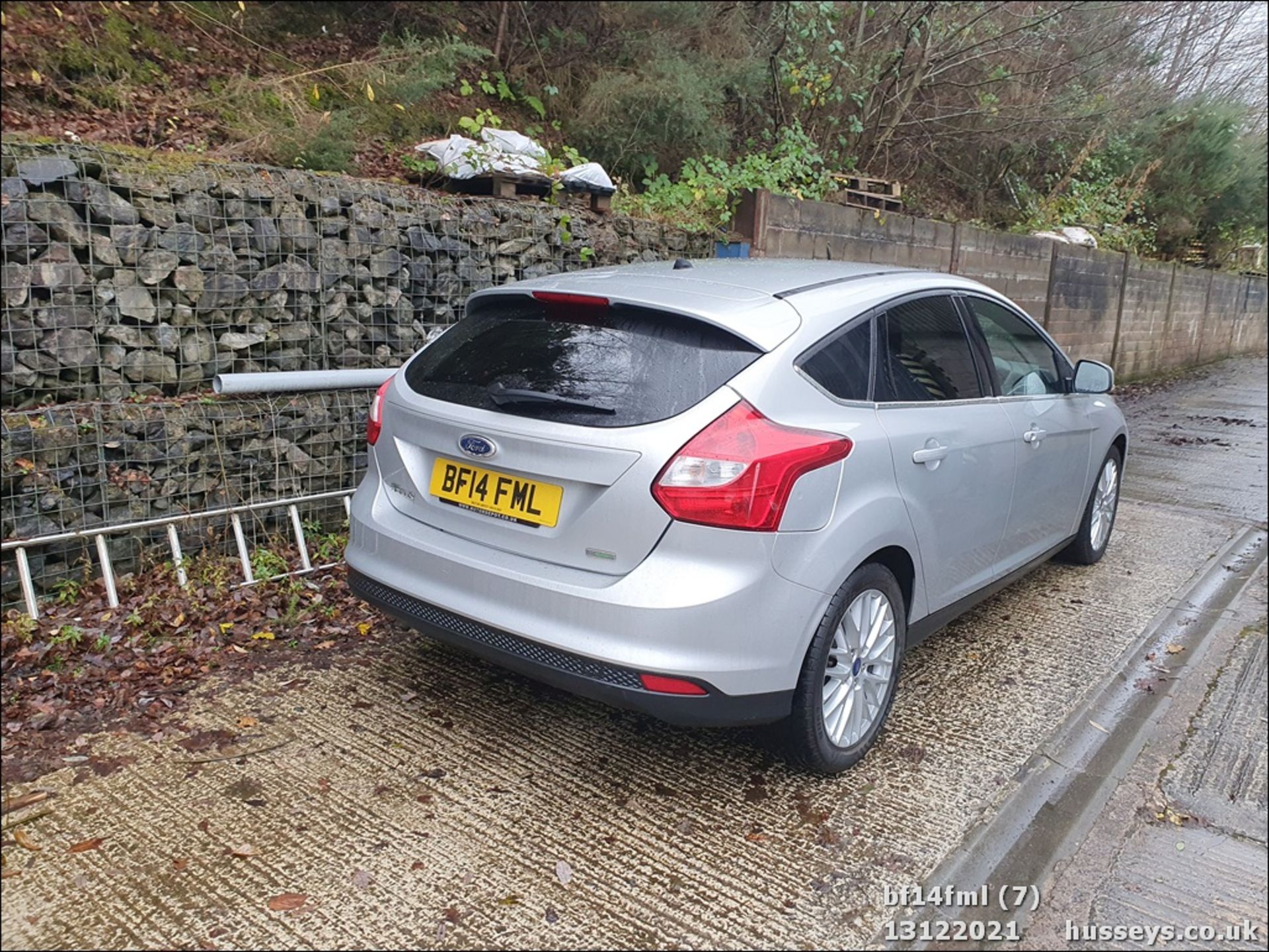 14/14 FORD FOCUS ZETEC TURBO - 998cc 5dr Hatchback (Silver, 83k) - Image 7 of 31