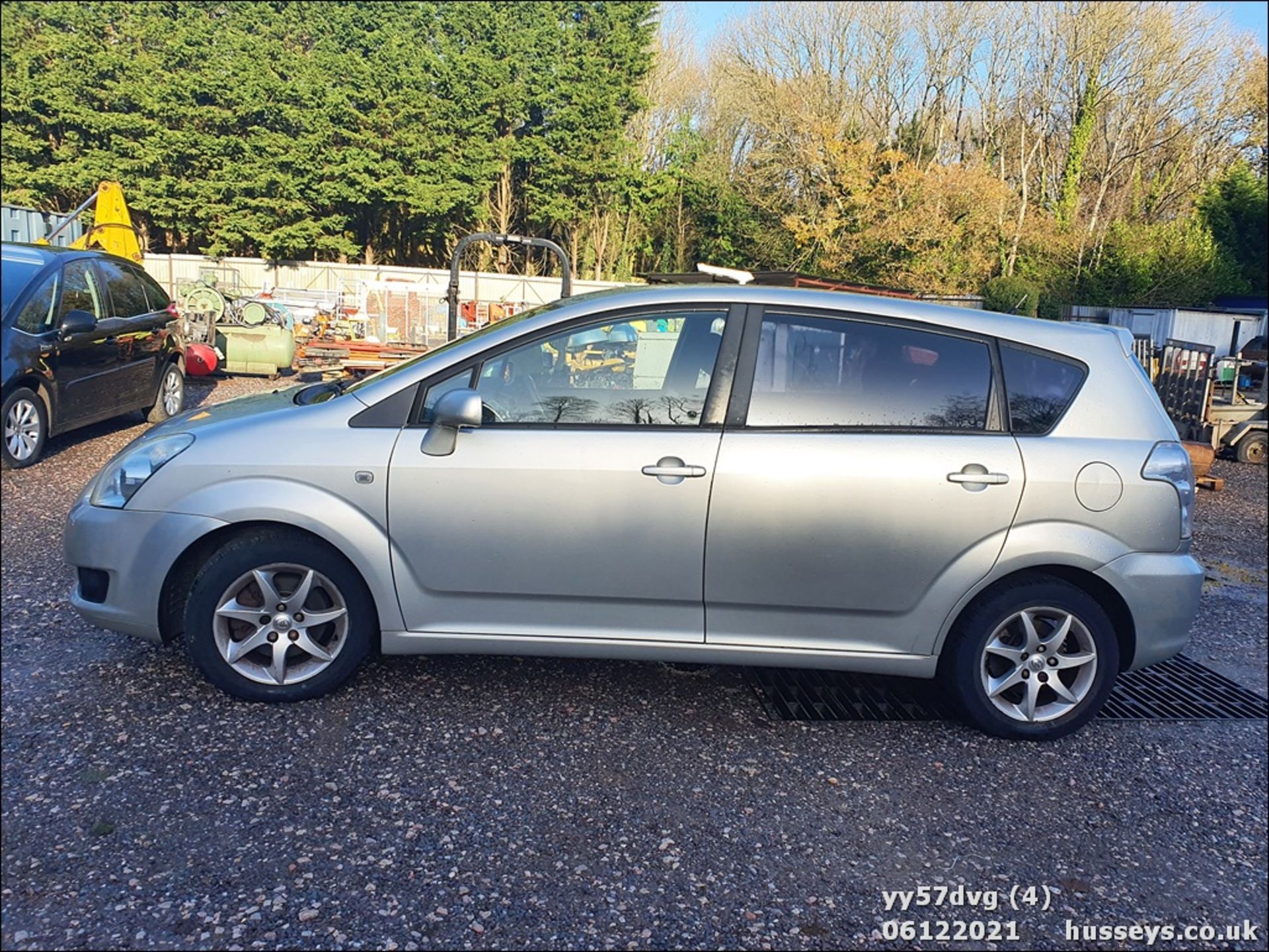 07/57 TOYOTA COROLLA VERSO SR D-4D - 2231cc 5dr MPV (Silver, 88k) - Image 5 of 22