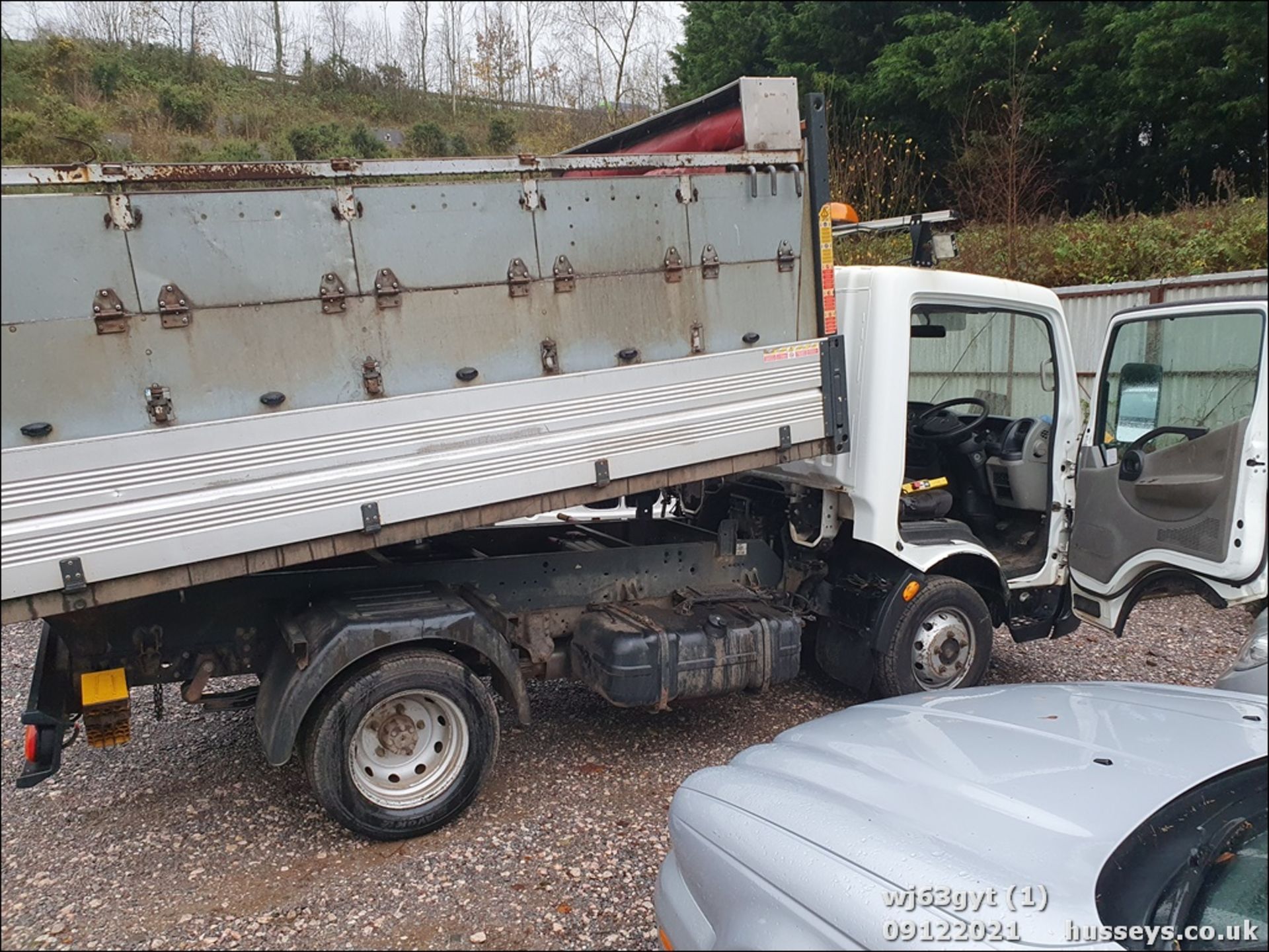 13/63 NISSAN CABSTAR 35.14 S/C SWB - 2488cc Tipper (White, 123k) - Image 2 of 17