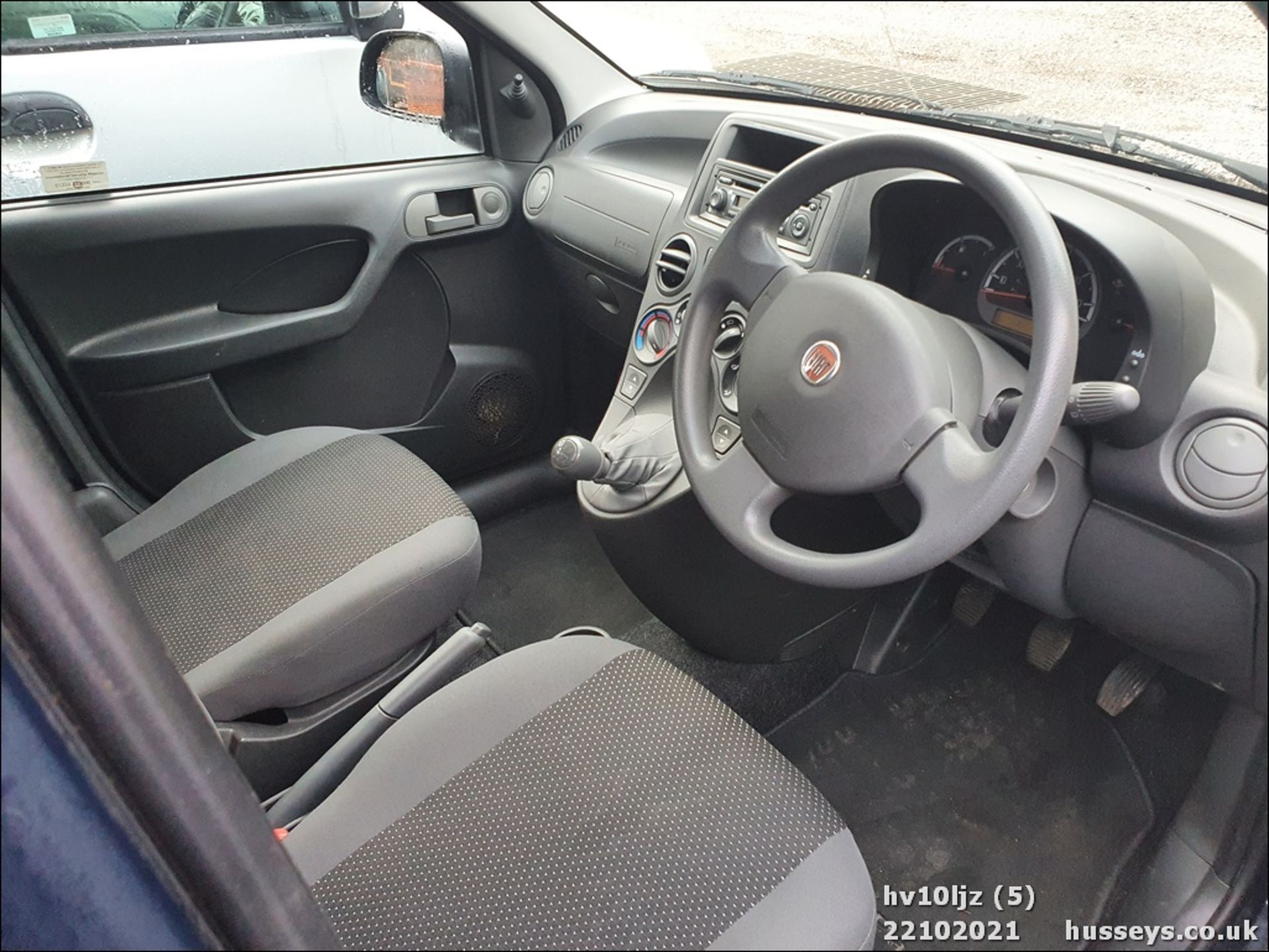 10/10 FIAT PANDA ACTIVE ECO - 1108cc 5dr Hatchback (Blue) - Image 6 of 13