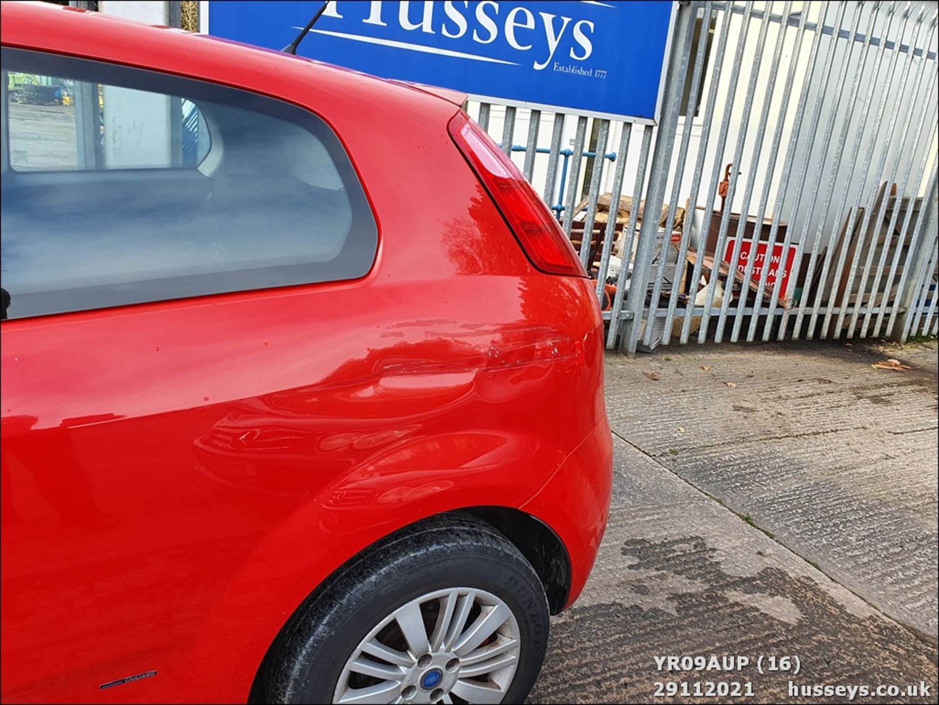 09/09 FIAT G PUNTO SPORTING MULTIJET - 1910cc 3dr Hatchback (Red, 105k) - Image 16 of 20