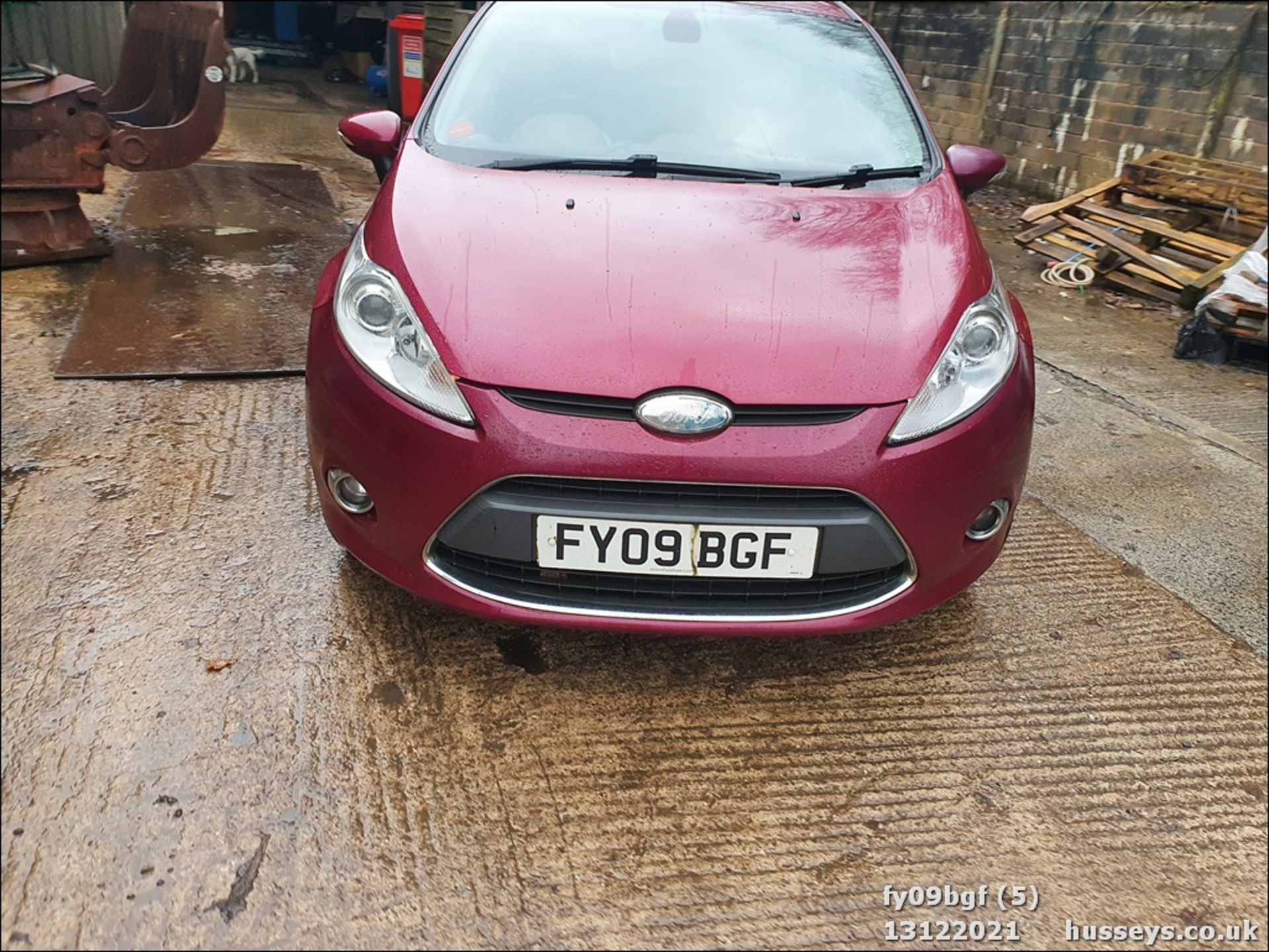 09/09 FORD FIESTA TITANIUM 90 TDCI - 1560cc 5dr Hatchback (Red, 125k) - Image 5 of 34