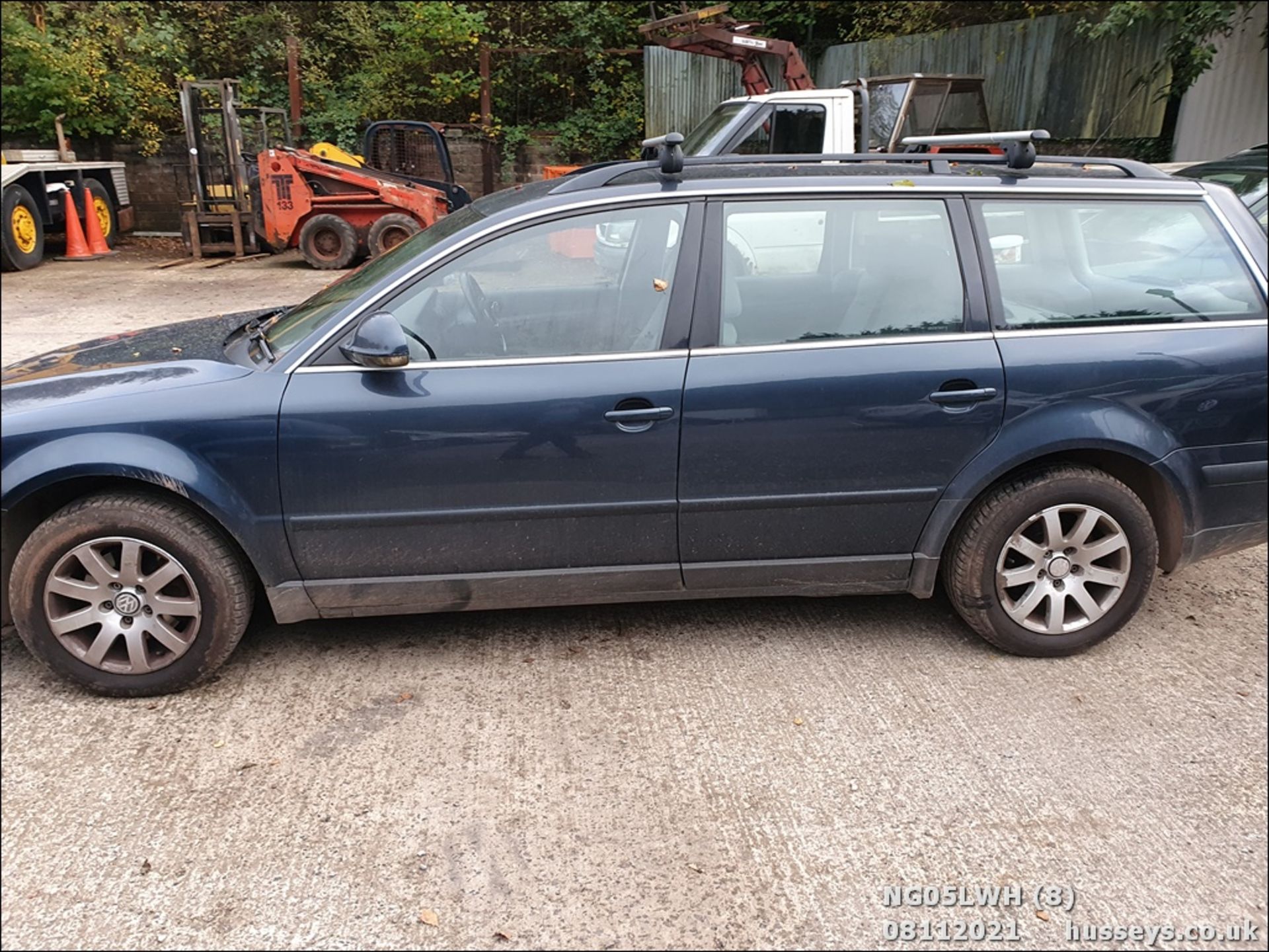 05/05 VOLKSWAGEN PASSAT TRENDLINE TDI 100 - 1896cc 5dr Estate (Blue, 209k) - Image 8 of 19