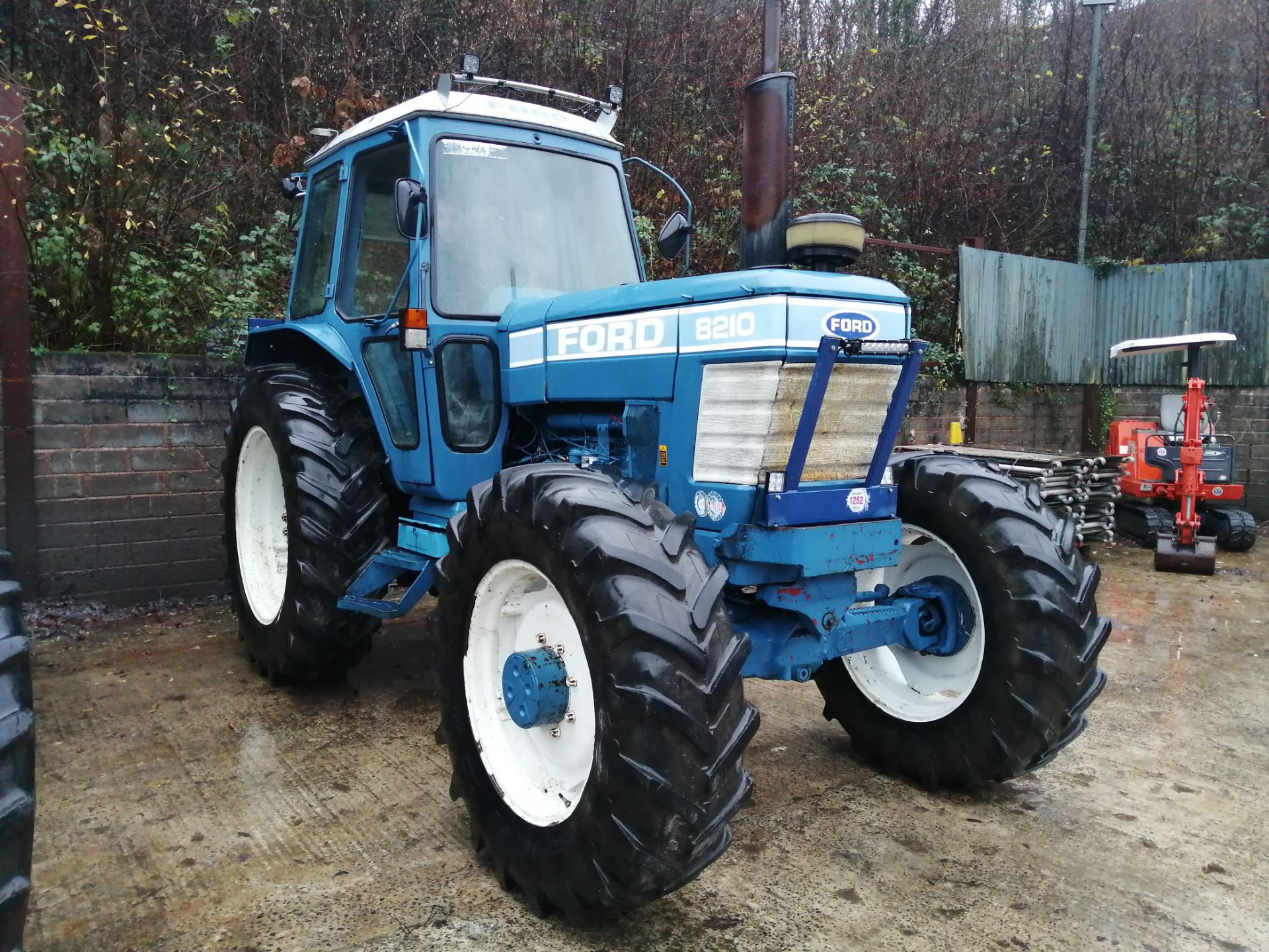 FORD 8210 4WD TRACTOR C.W V5 4800HRS - Image 2 of 12
