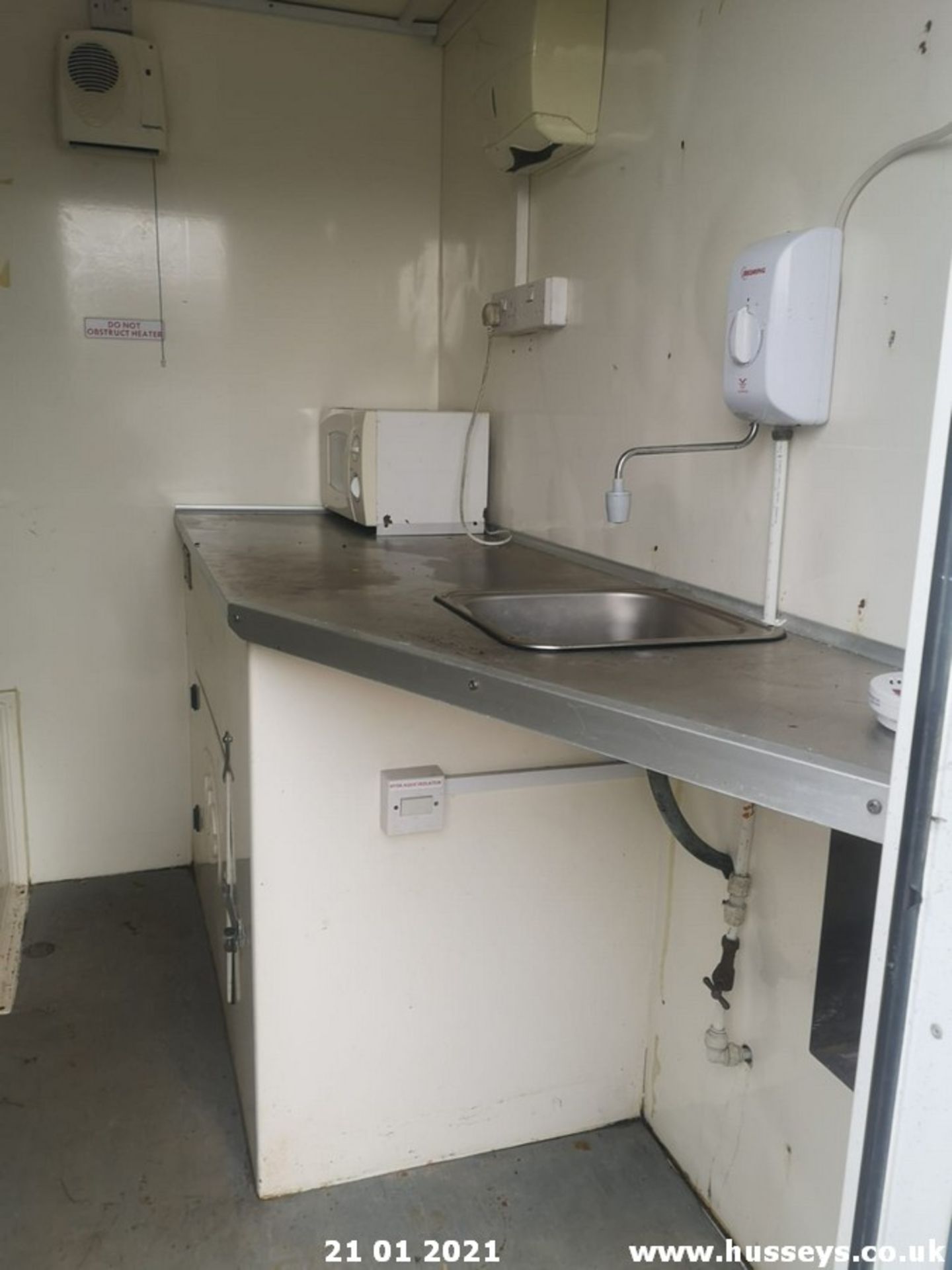 AJC FAST TOW WELFARE UNIT C/W SINK, MICROWAVE, HEATER. HYDRAULIC LOWERS TO GROUND TOILET - Image 7 of 8