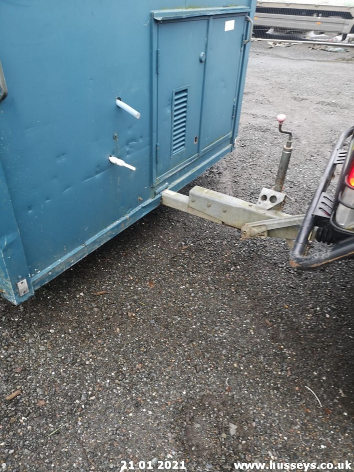 AJC FAST TOW WELFARE UNIT C/W SINK, MICROWAVE, HEATER. HYDRAULIC LOWERS TO GROUND TOILET - Image 4 of 8