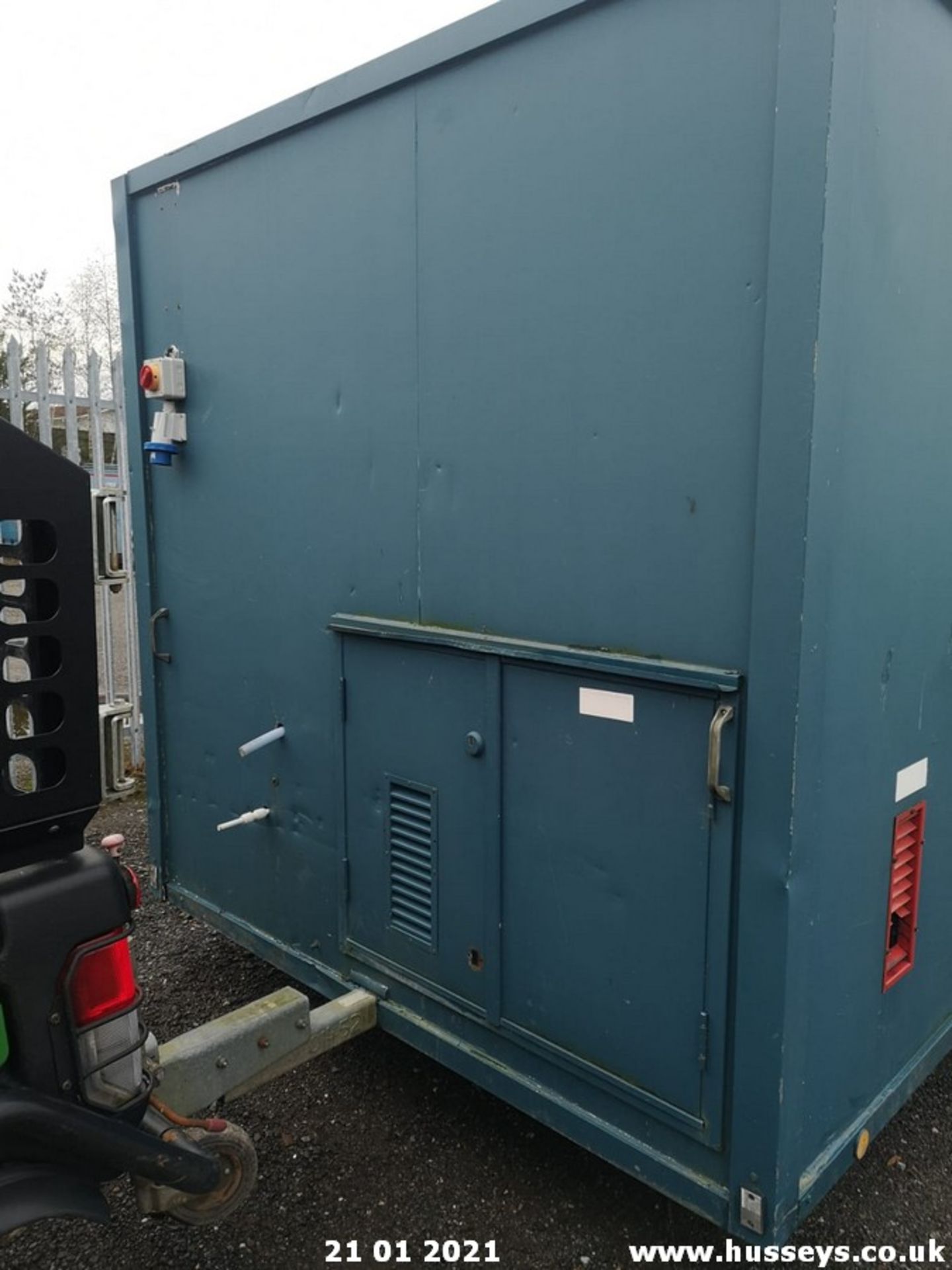 AJC FAST TOW WELFARE UNIT C/W SINK, MICROWAVE, HEATER. HYDRAULIC LOWERS TO GROUND TOILET - Image 2 of 8