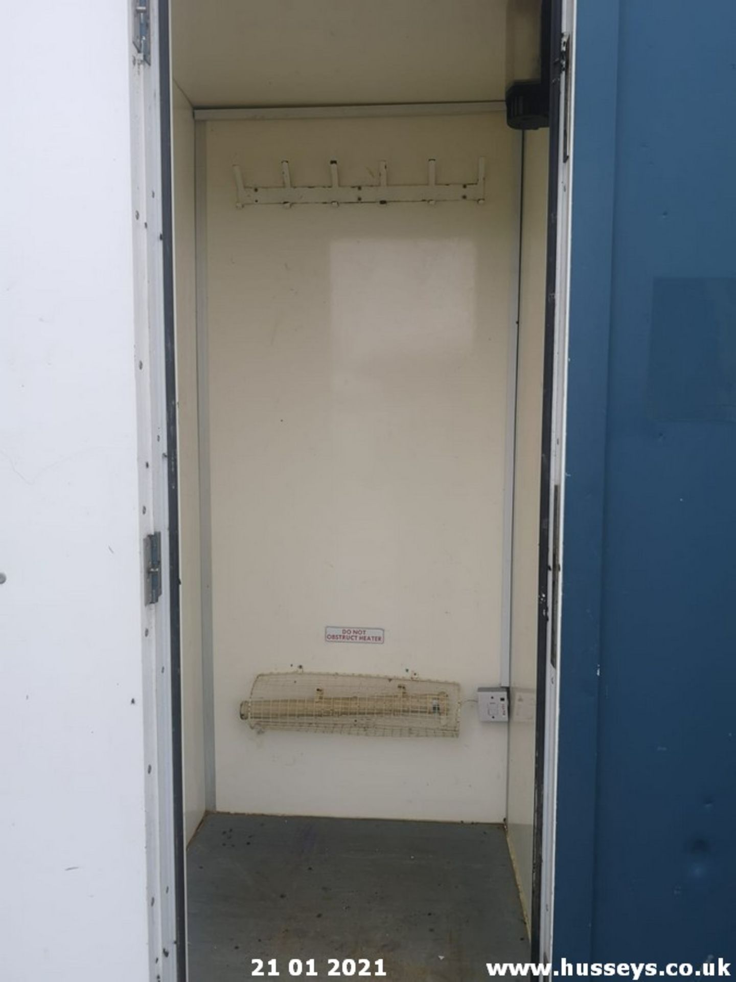 AJC FAST TOW WELFARE UNIT C/W SINK, MICROWAVE, HEATER. HYDRAULIC LOWERS TO GROUND TOILET - Image 6 of 8