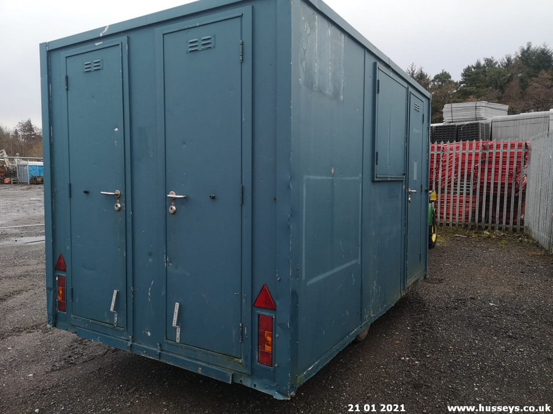 AJC FAST TOW WELFARE UNIT C/W SINK, MICROWAVE, HEATER. HYDRAULIC LOWERS TO GROUND TOILET - Image 3 of 8