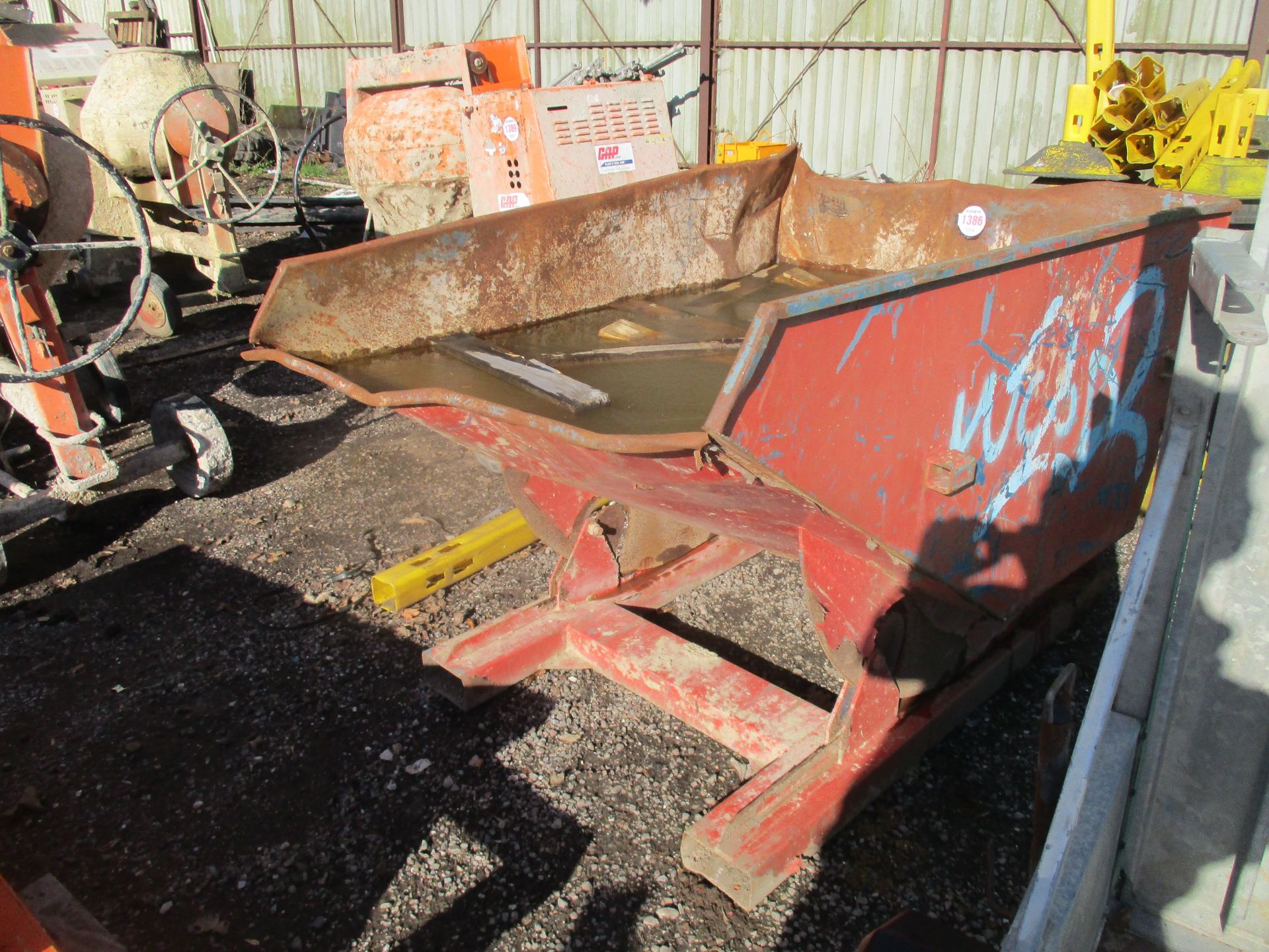 FORKLIFGT TIPPING SKIP