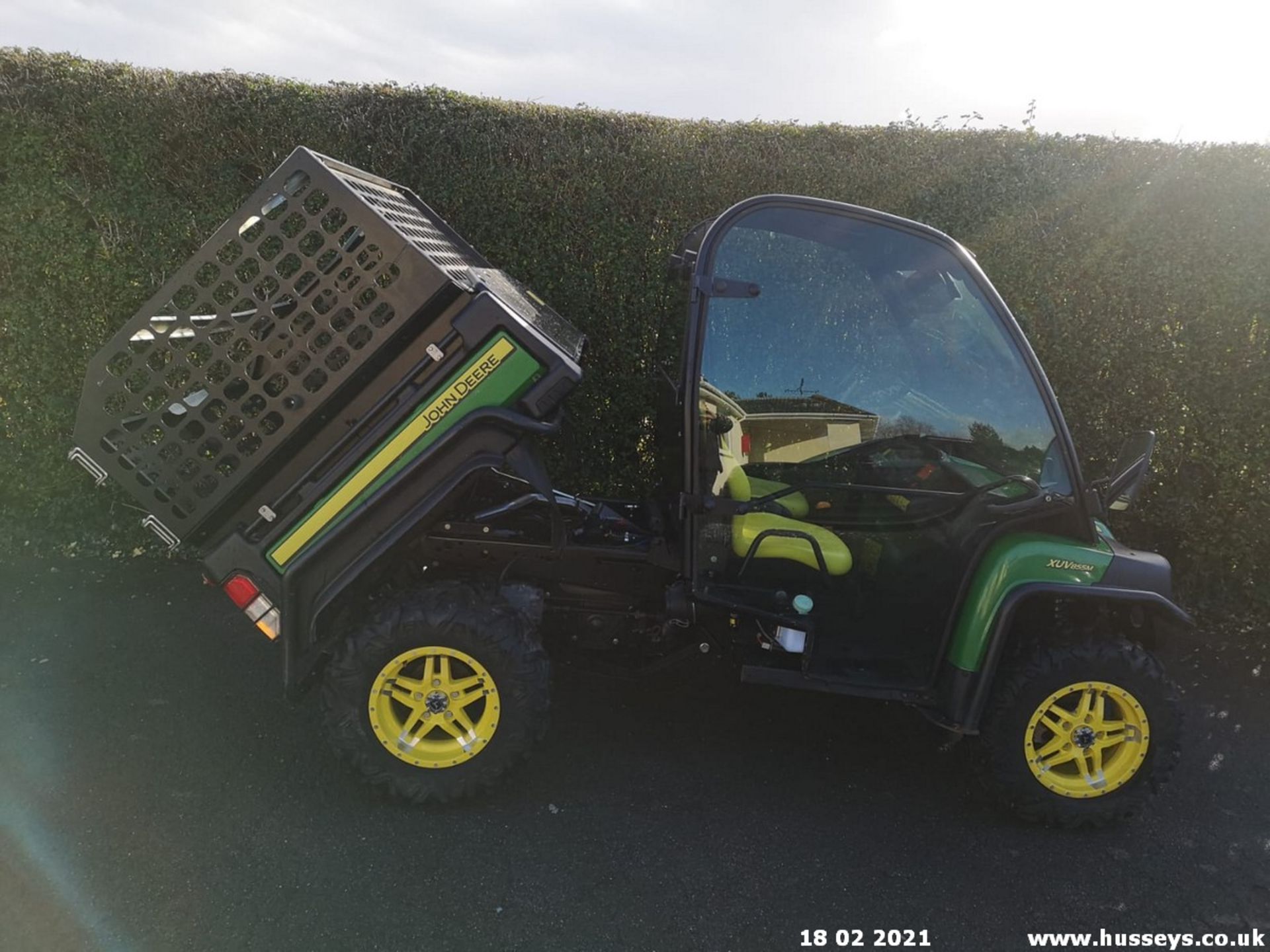 JOHN DEERE GATOR XUV 855M. GLASS DOORS, ALLOY WHEELS, LED LIGHTS, DEC 2018 861HRS CAGED TIPPING - Image 4 of 13