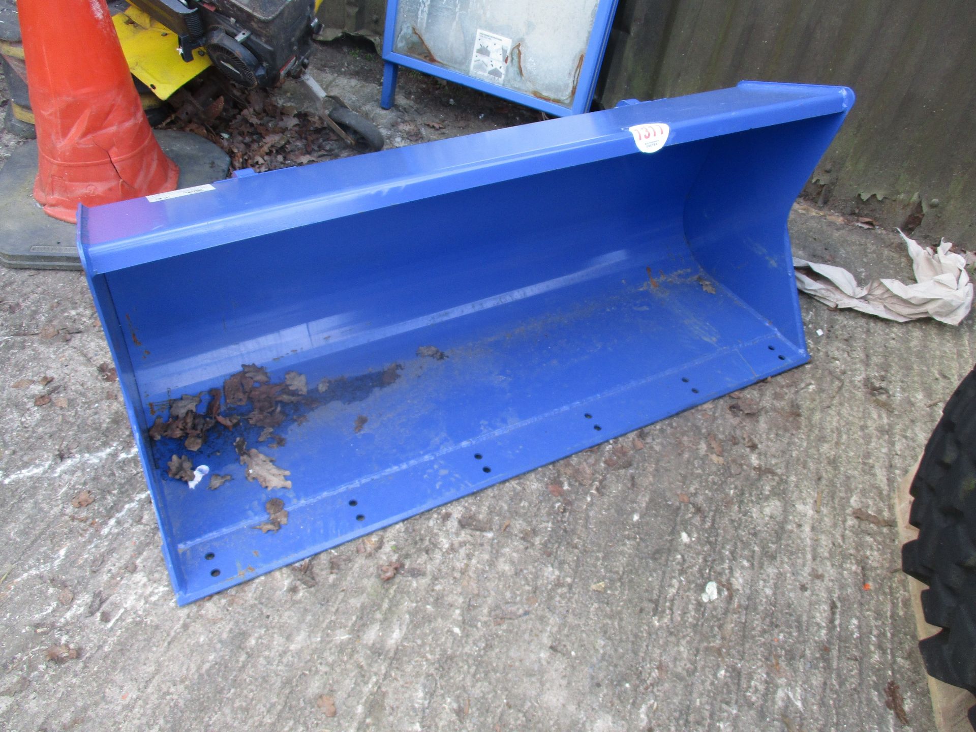 BUCKET FOR COMPACT TRACTOR