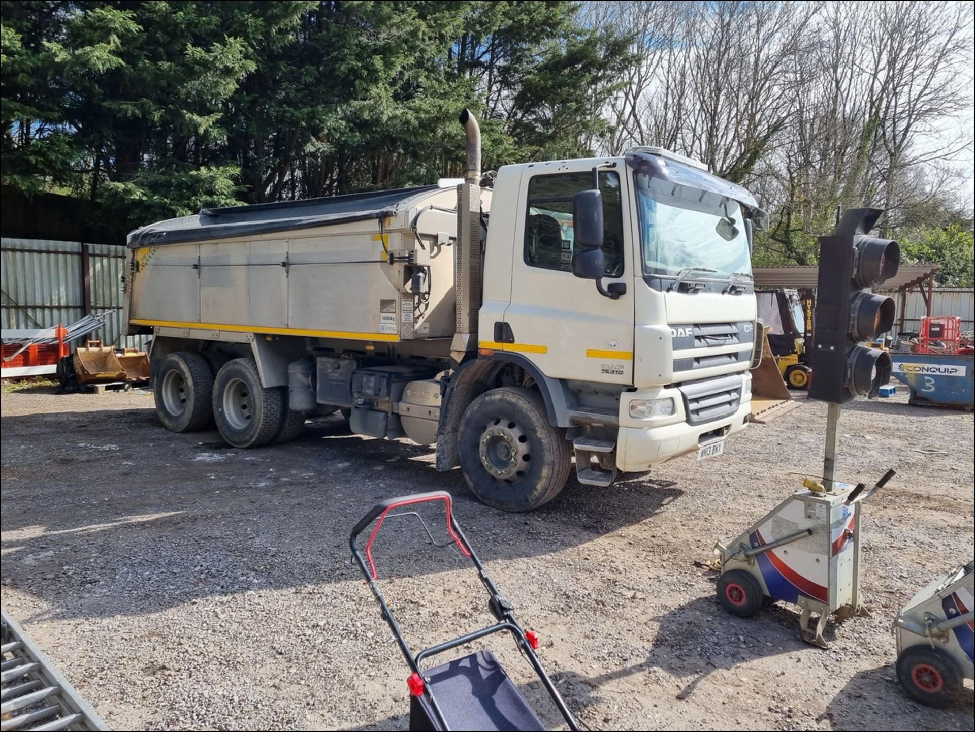 13/13 DAF TRUCKS CF - 9186cc 2dr Tipper (White, 318k) - Image 5 of 16