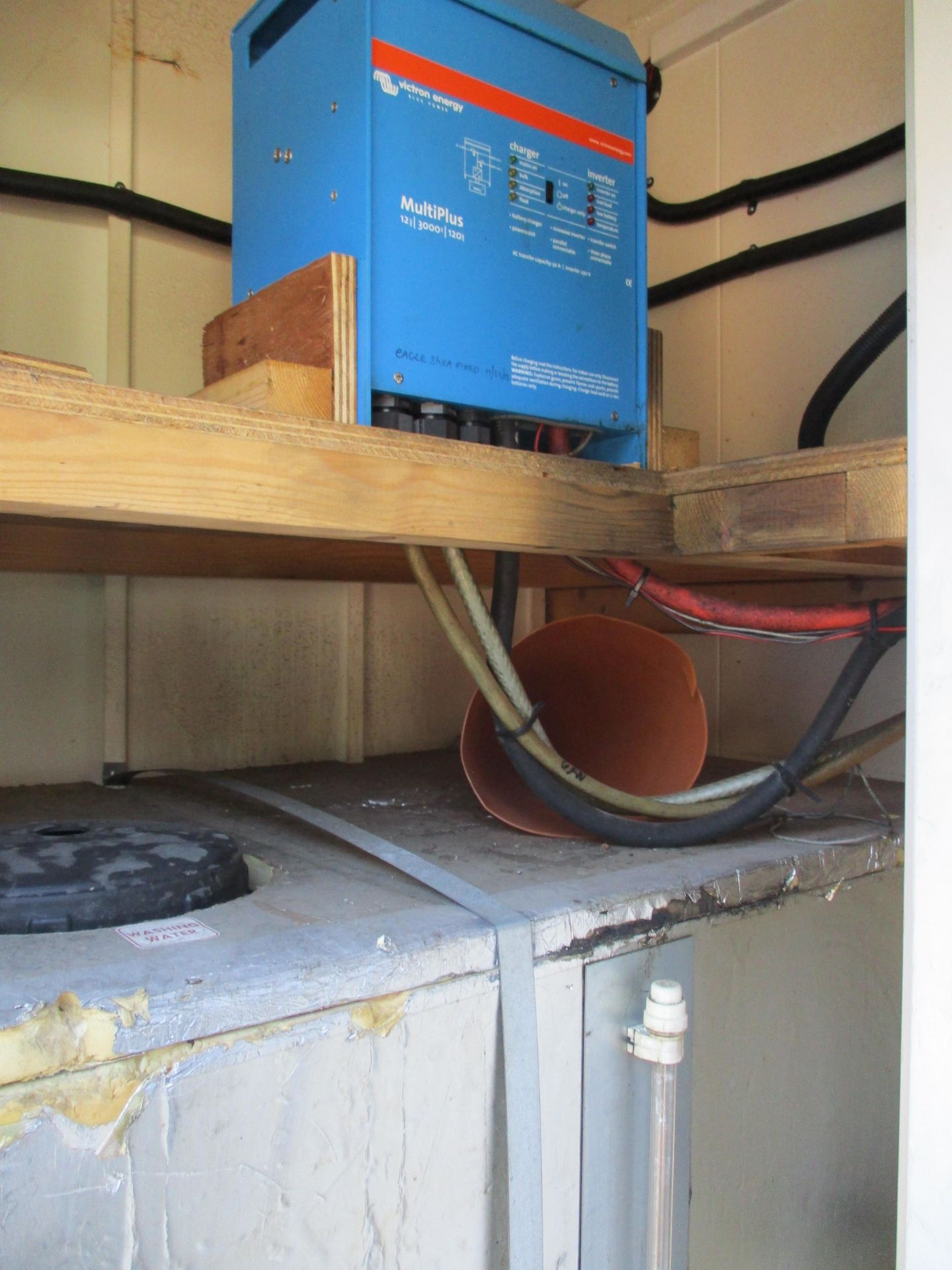 EASY CABIN WELFARE CONTAINER C.W STEPHILL 6KVA DSL GENNY HOT/COLD WATER VICTRON CHARGER - Image 4 of 11