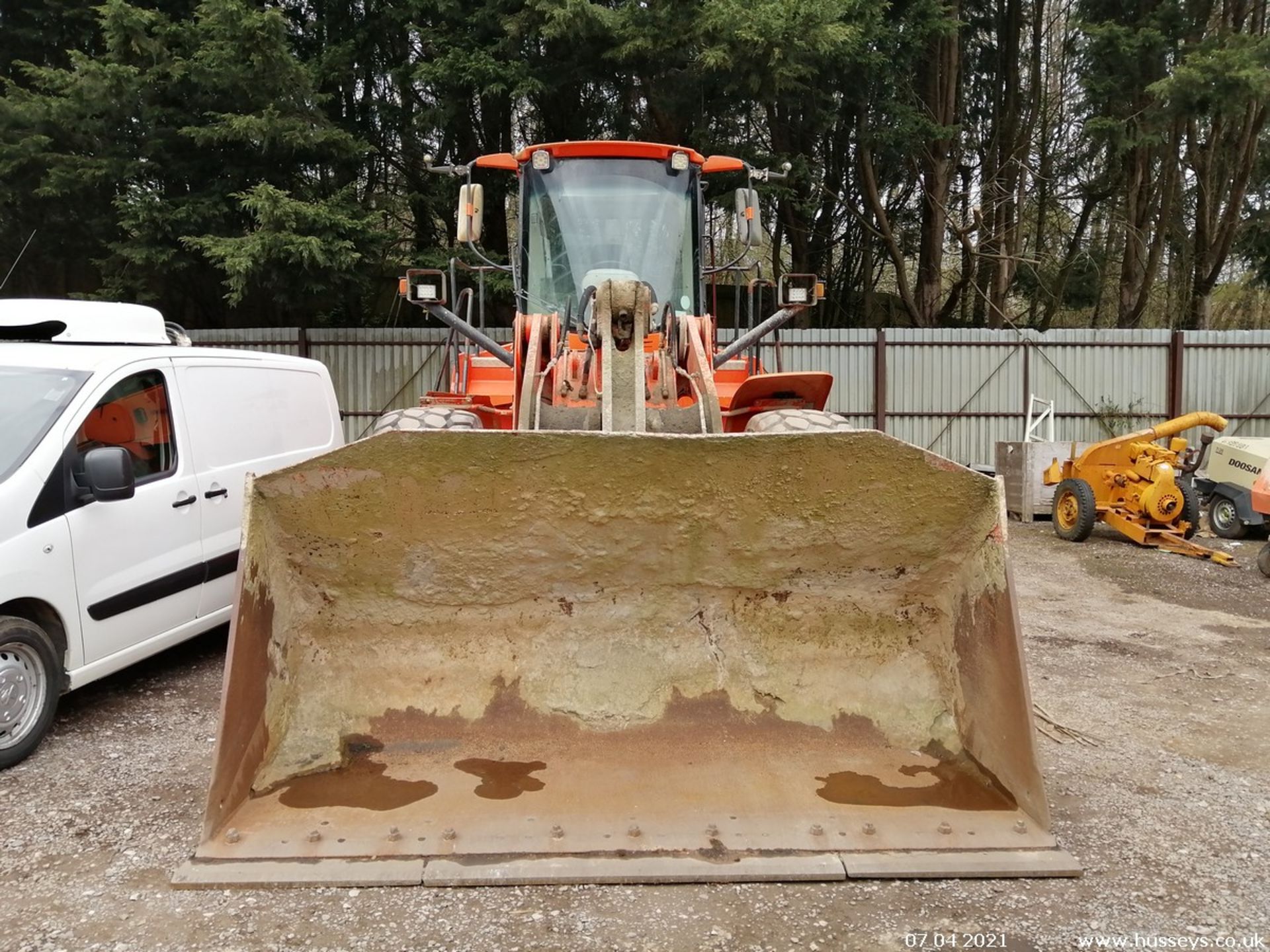 FIAT KOBELCO W190 LOADING SHOVEL 2004 8263HRS DRIVEN IN, STARTER MOTOR TEMPERAMENTAL - Image 8 of 10