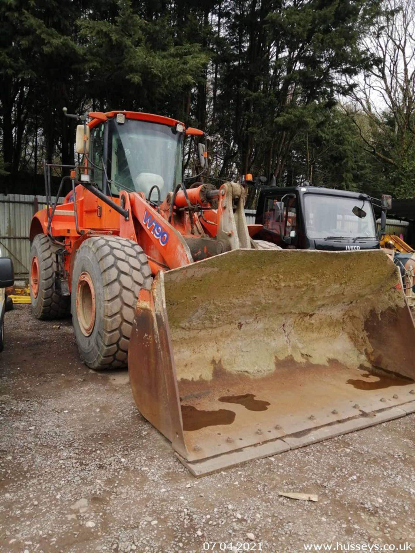 FIAT KOBELCO W190 LOADING SHOVEL 2004 8263HRS DRIVEN IN, STARTER MOTOR TEMPERAMENTAL - Image 2 of 10