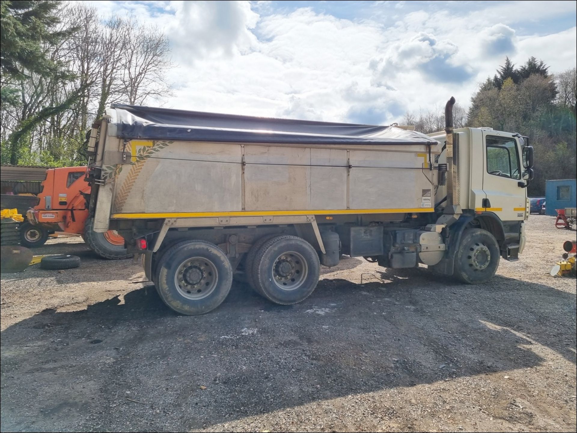 13/13 DAF TRUCKS CF - 9186cc 2dr Tipper (White, 318k) - Image 4 of 16