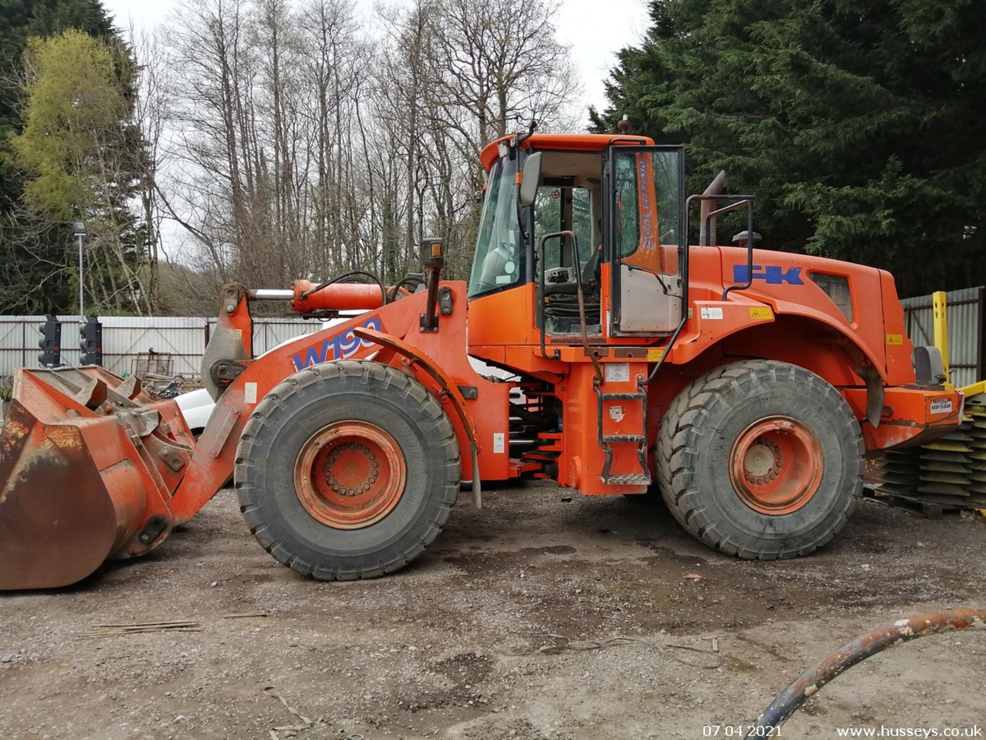 FIAT KOBELCO W190 LOADING SHOVEL 2004 8263HRS DRIVEN IN, STARTER MOTOR TEMPERAMENTAL - Image 3 of 10