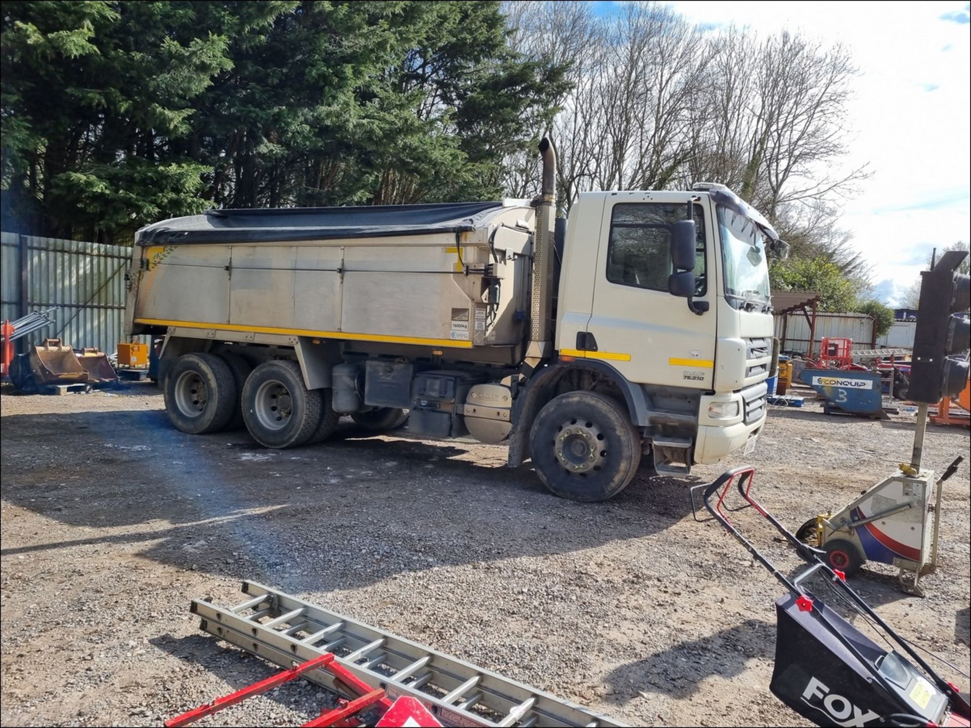 13/13 DAF TRUCKS CF - 9186cc 2dr Tipper (White, 318k) - Image 2 of 16