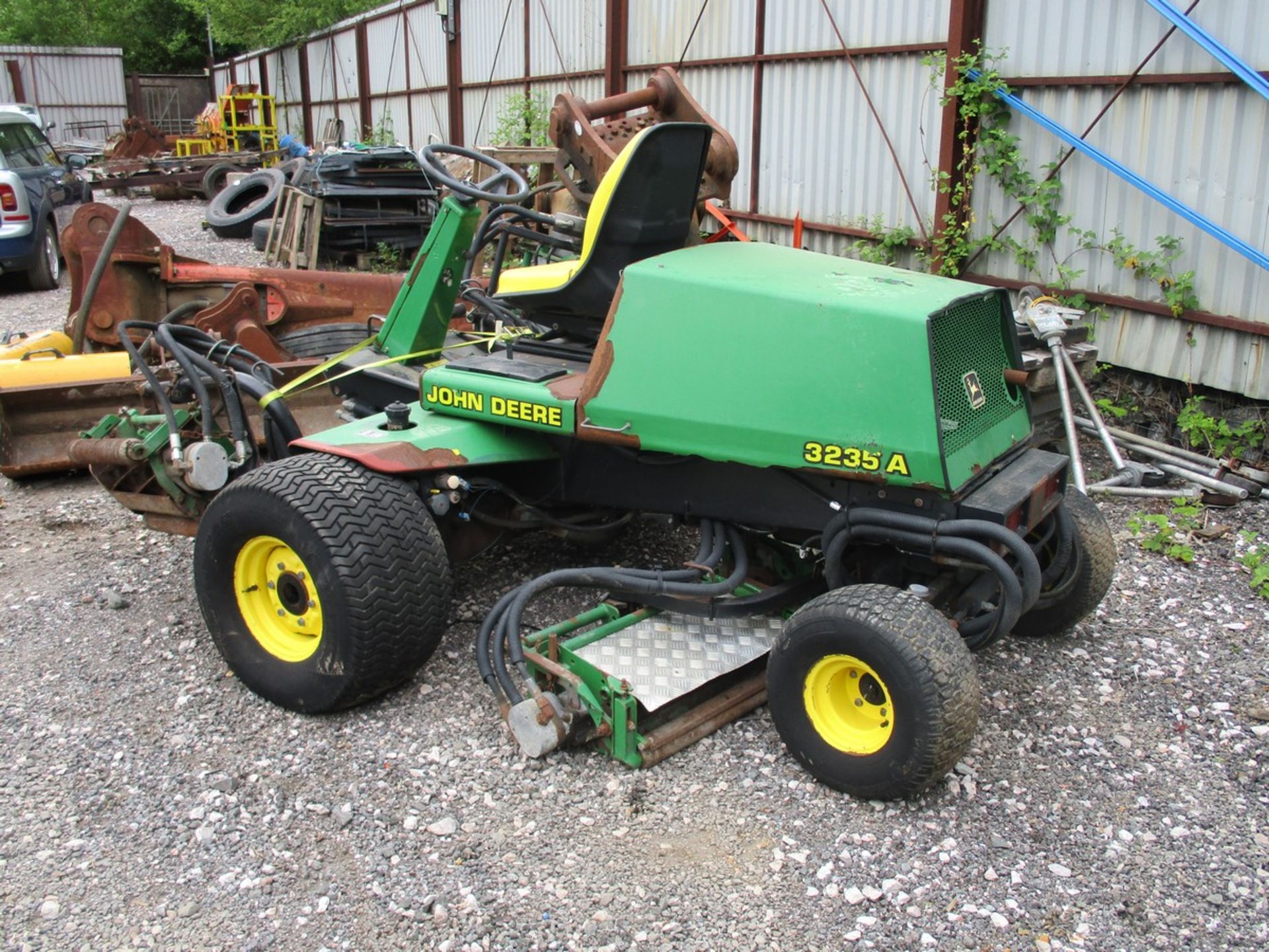 JOHN DEERE 3235A TRIPLE MOWER - Image 2 of 5