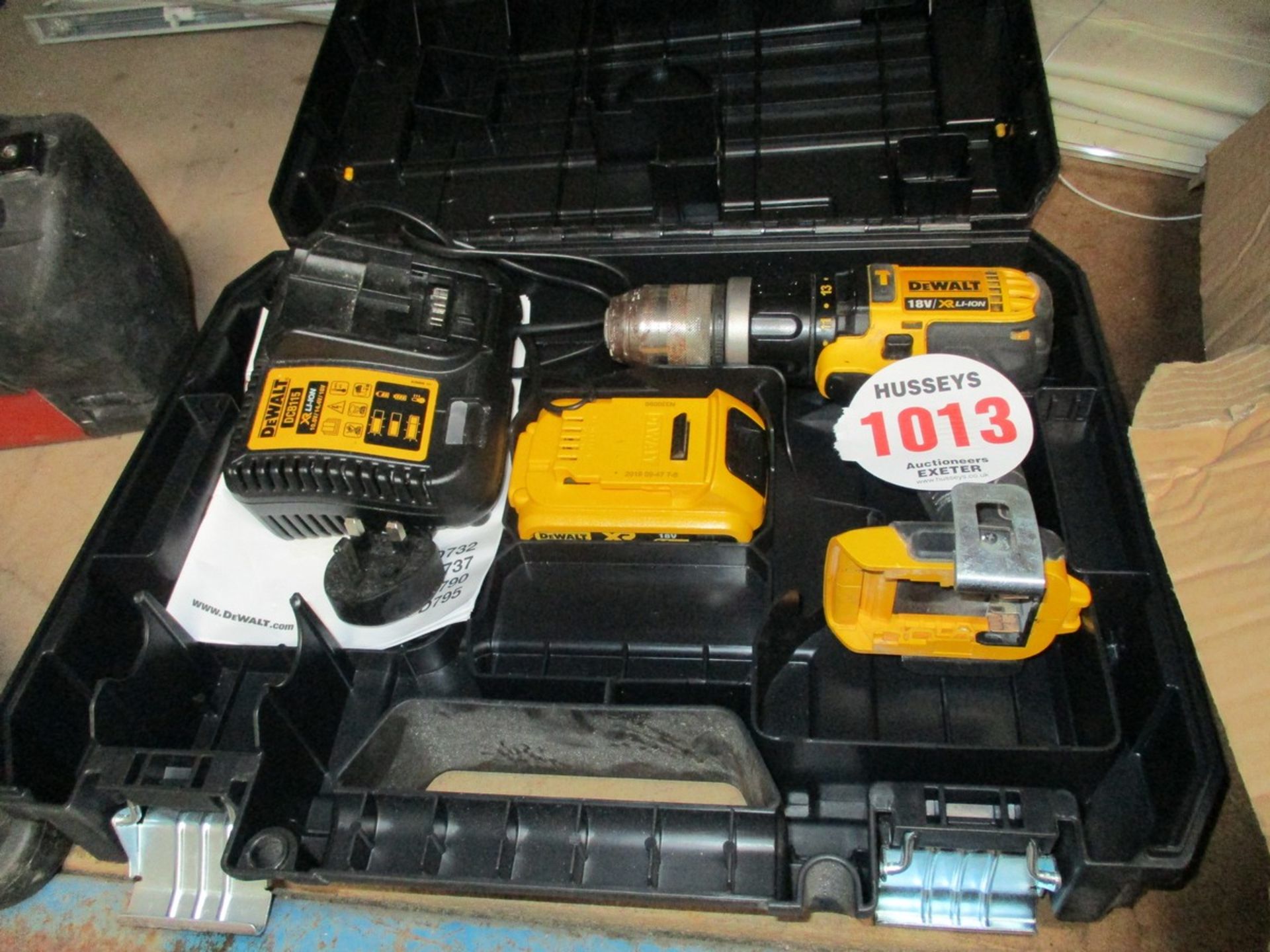 CORDLESS DEWALT DRILL C/W CHARGER & BATTERY