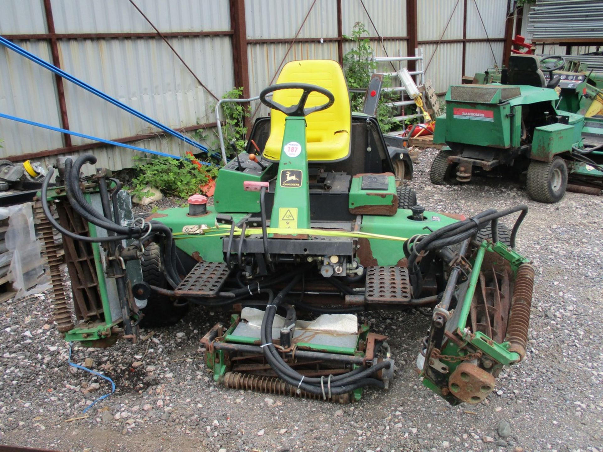 JOHN DEERE 3235A TRIPLE MOWER - Image 4 of 5