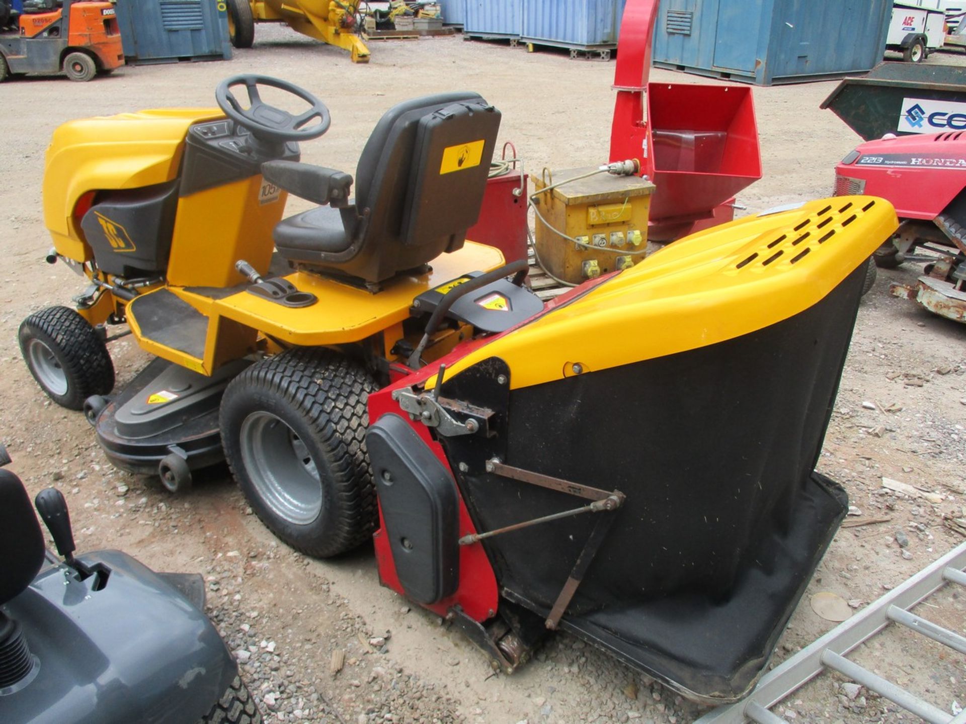 JCB DIESEL RIDE ON MOWER - Image 4 of 4