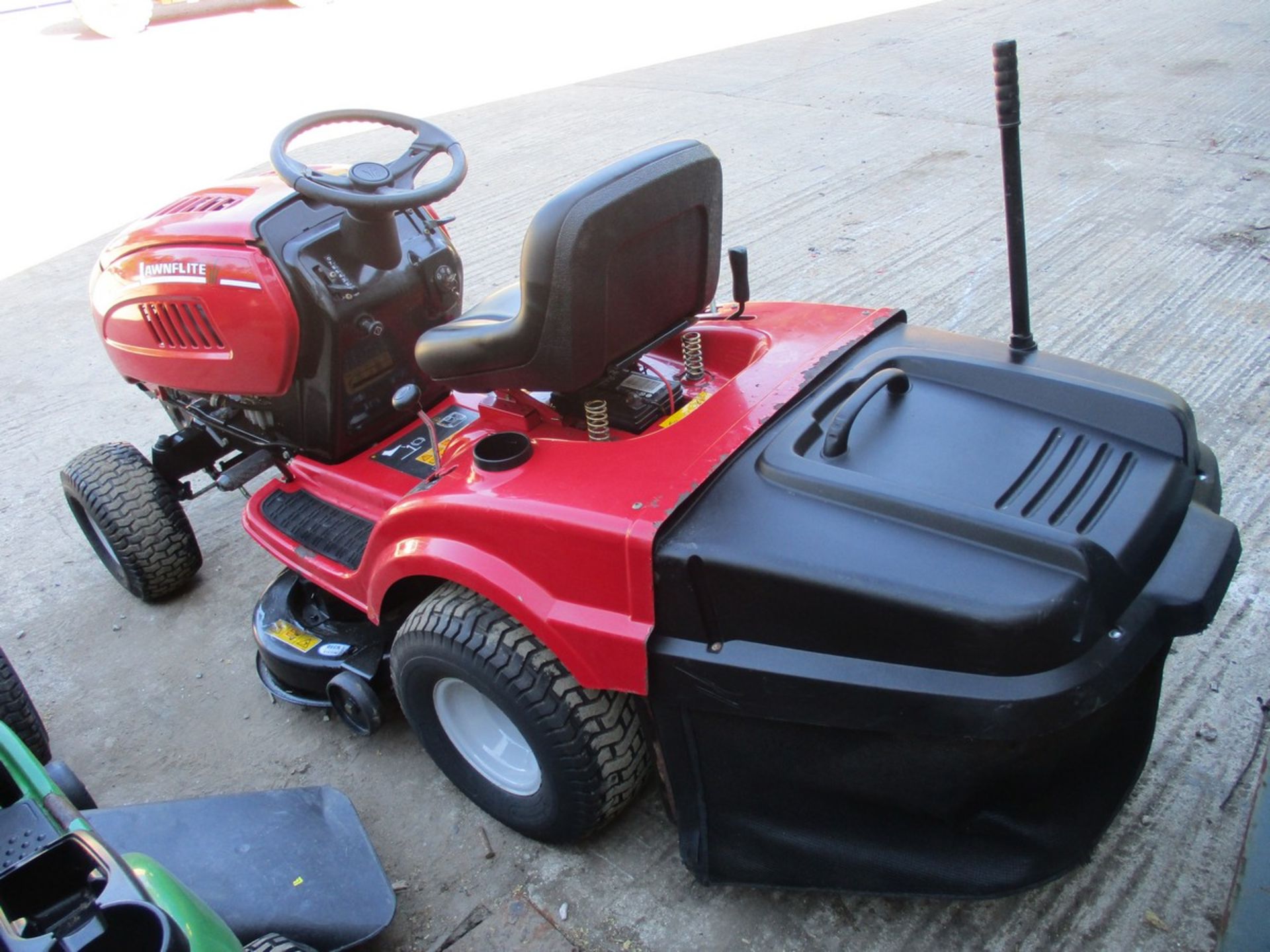 LAWNFLITE RIDE ON MOWER - Image 3 of 4