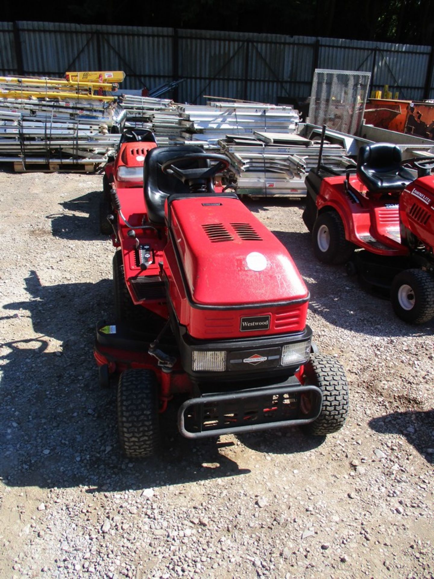 WESTWOOD T1600 RIDE ON MOWER - Image 2 of 5